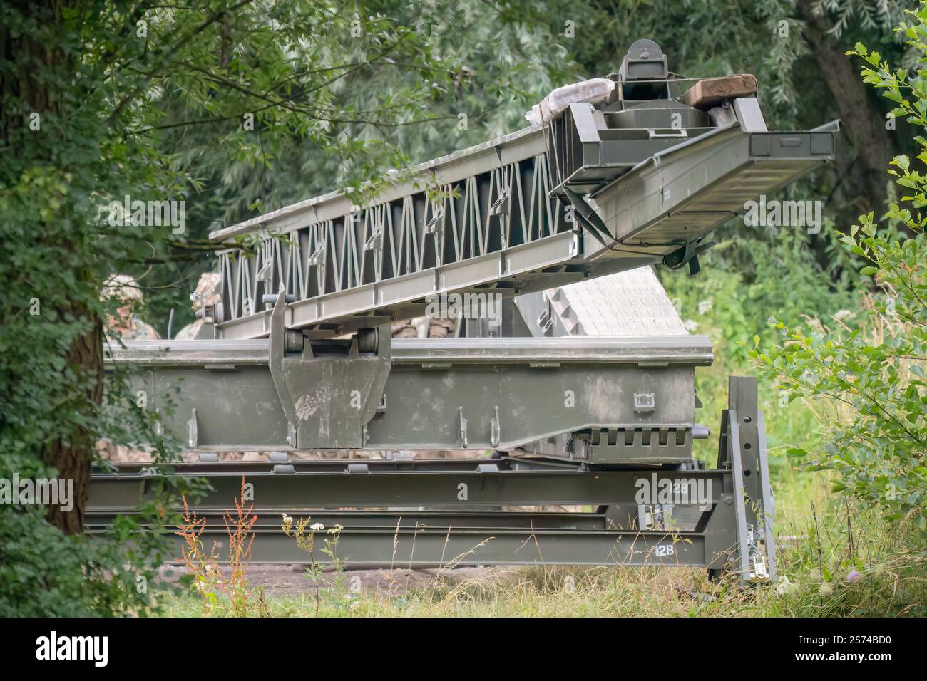 British Army Challenger II 2 Titan Armoured Vehicle Launcher Bridge (AVLB) con soldati ed estensione del ponte Foto Stock