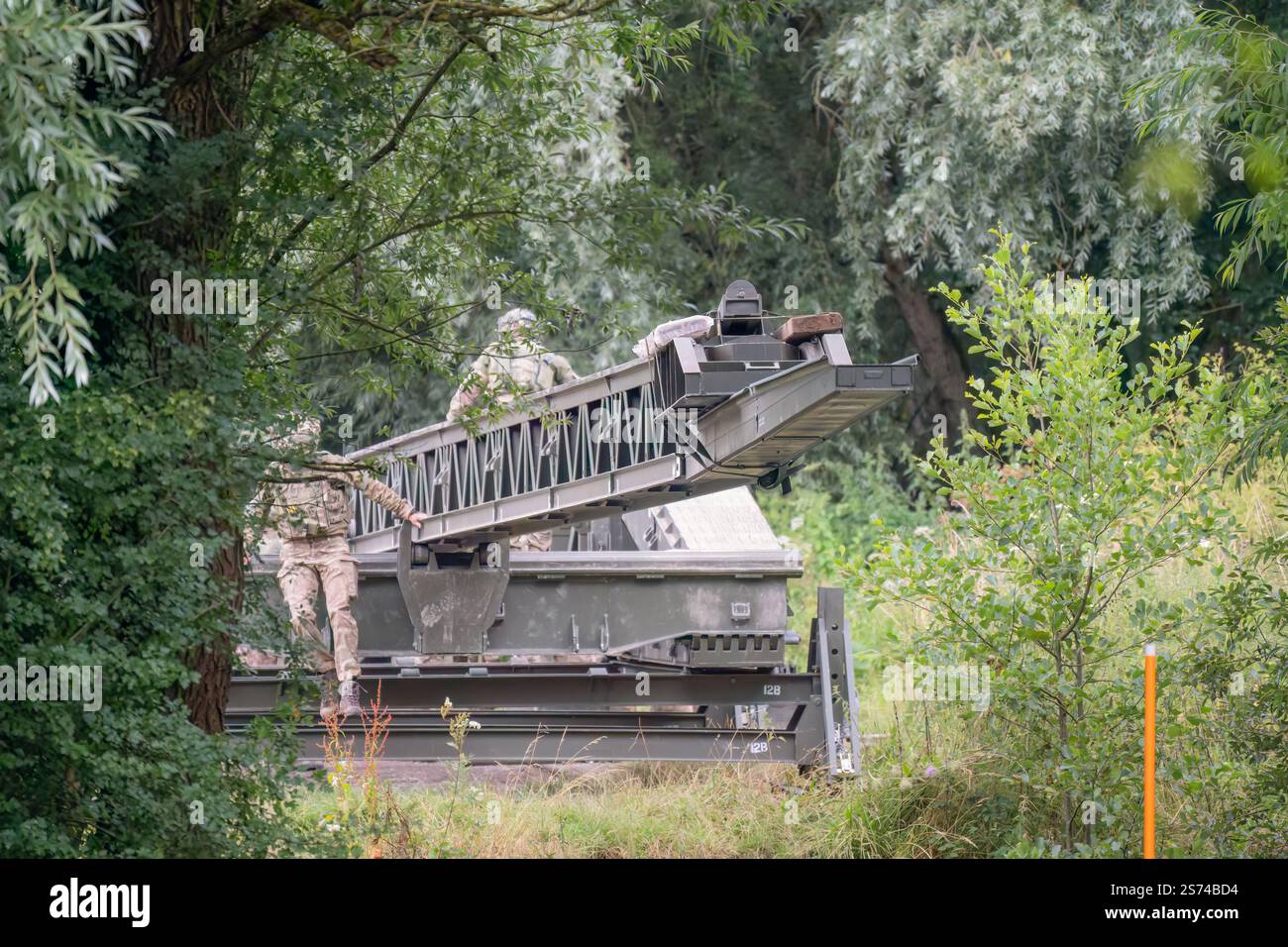 British Army Challenger II 2 Titan Armoured Vehicle Launcher Bridge (AVLB) con soldati ed estensione del ponte Foto Stock
