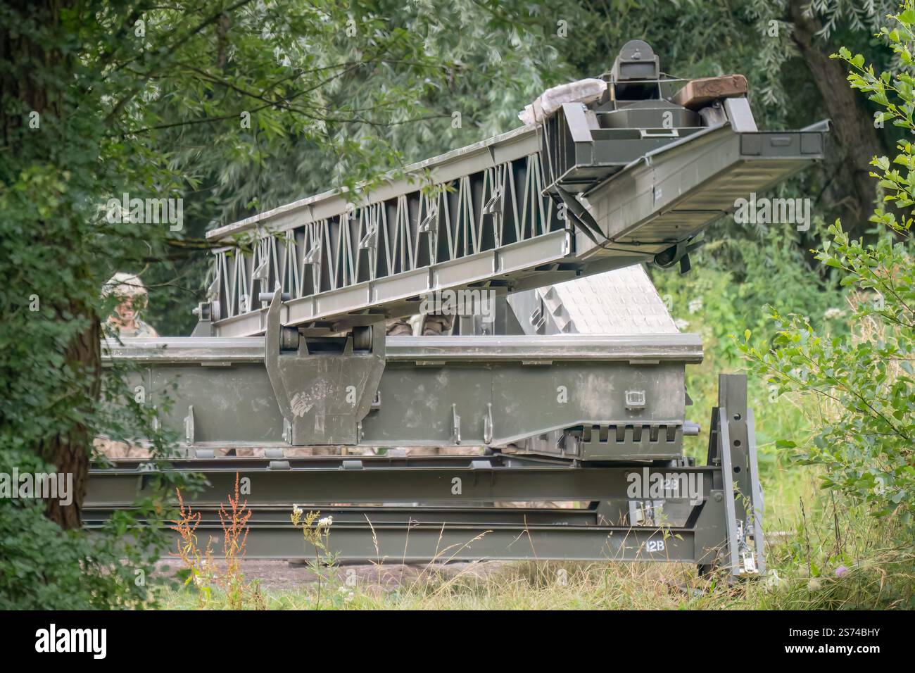 British Army Challenger II 2 Titan Armoured Vehicle Launcher Bridge (AVLB) con soldati ed estensione del ponte Foto Stock