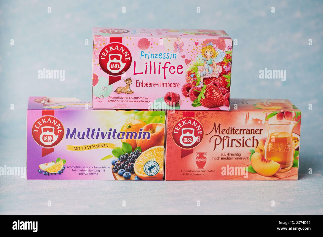 Magonza, Germania - 18 gennaio 2025: Tre tipi di scatole da tè a base di erbe della società Teekanne presentano sapori di frutta e design accattivanti. Foto Stock