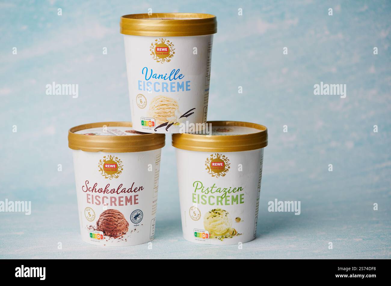 Magonza, Germania - 18 gennaio 2025: Tre gusti di gelato cremoso congelato di REWE feine Welt Foto Stock