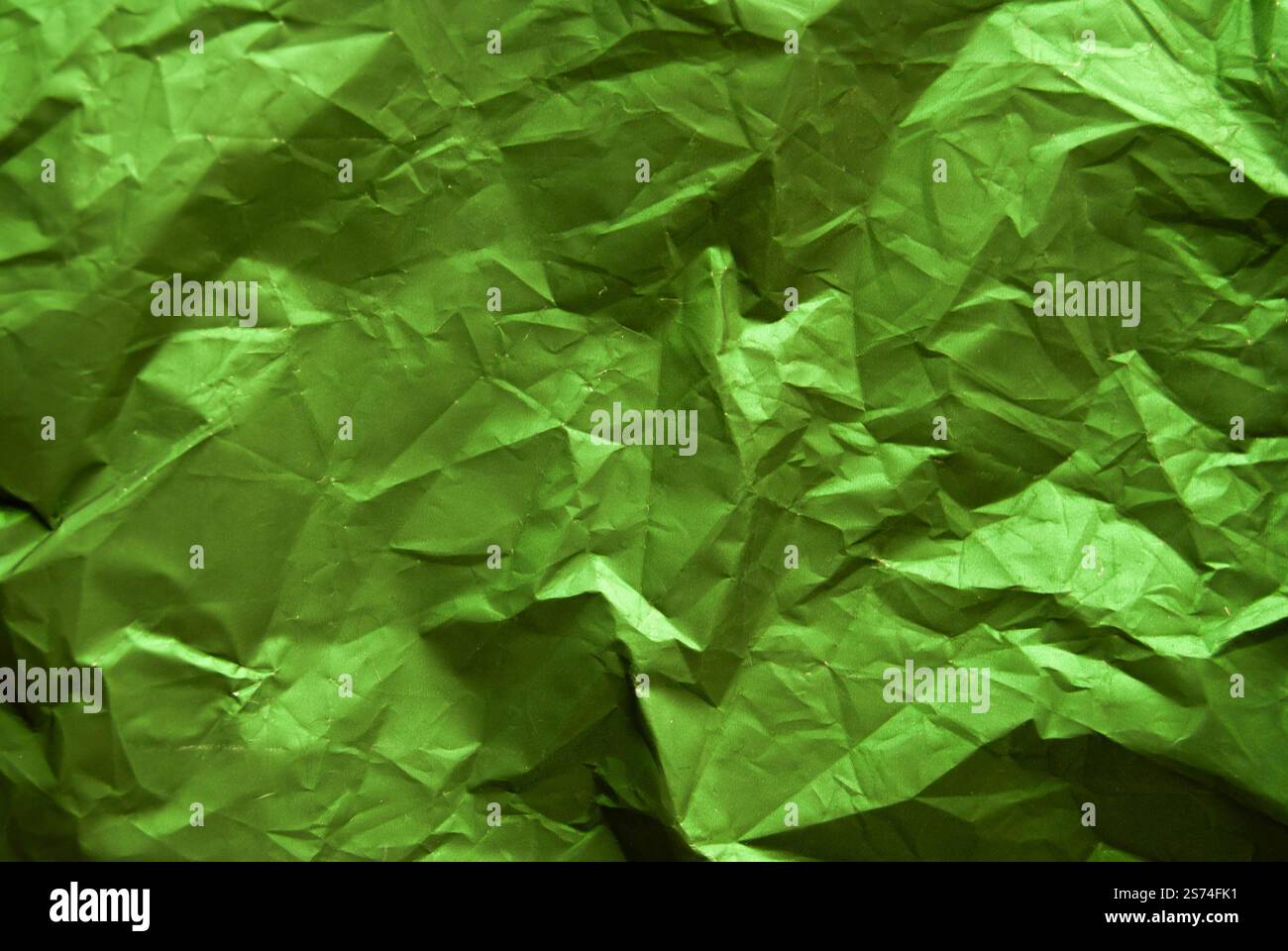 Carta da rivestimento verde spiegazzata per design creativi. Foto Stock
