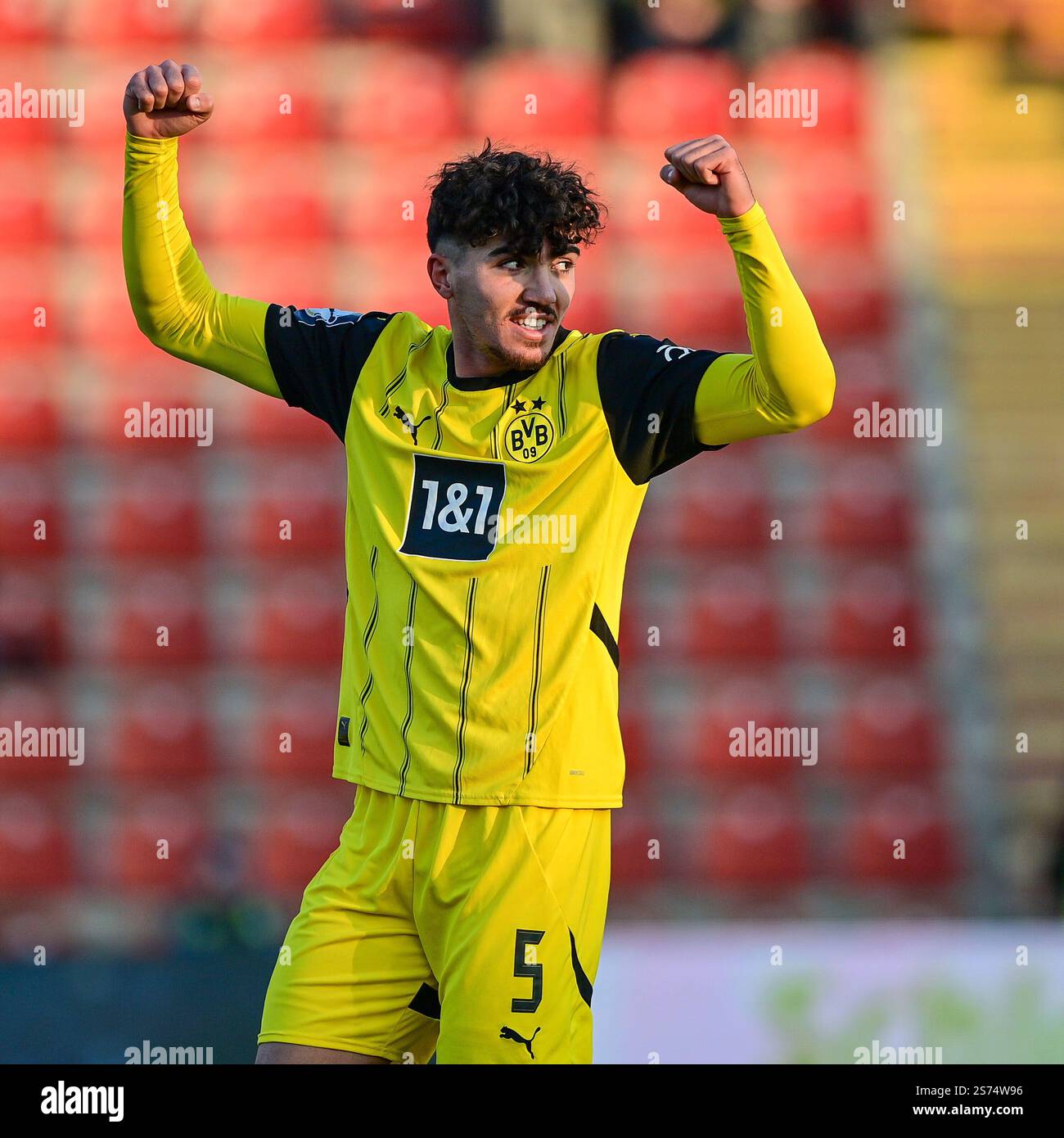 Unterhaching, Deutschland. 18 gennaio 2025. Antonio Foti (BVB, 5) reisst die Arme hoch, mit Schlussjubel, Freude, freundlich, Fröhlich, strahlend, Optimistisch, Einzelbild, Aktion, Action, 18.01.2025, Unterhaching (Deutschland), Fussball, 3. LIGA, SPVGG UNTERHACHING - BORUSSIA DORTMUND II, LE NORMATIVE DFB/DFL VIETANO QUALSIASI USO DI FOTOGRAFIE COME SEQUENZE DI IMMAGINI E/O QUASI-VIDEO. Credito: dpa/Alamy Live News Foto Stock