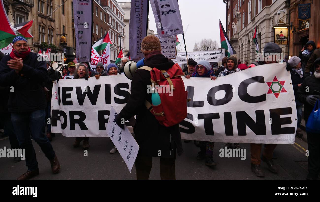 I sostenitori della Palestina contro la guerra a Gaza marciano attraverso Whitehall e Trafalgar Square nel centro di Londra. Foto Stock