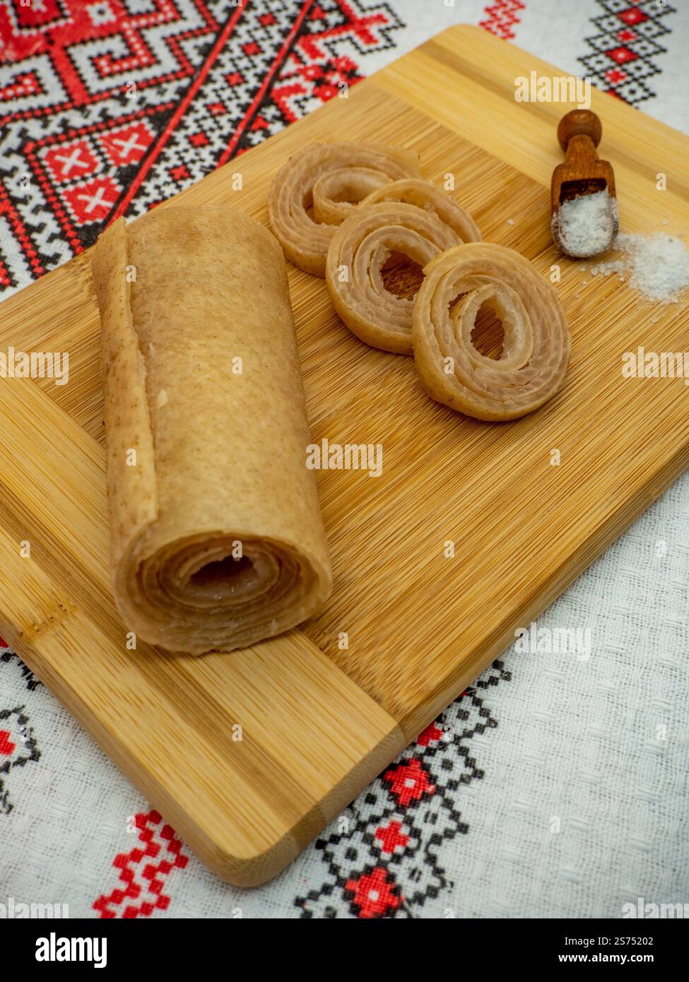 escursioni di crosta di maiale cruda con sale, specialità della cucina tradizionale rumena conosciuta come sorici in rumeno Foto Stock