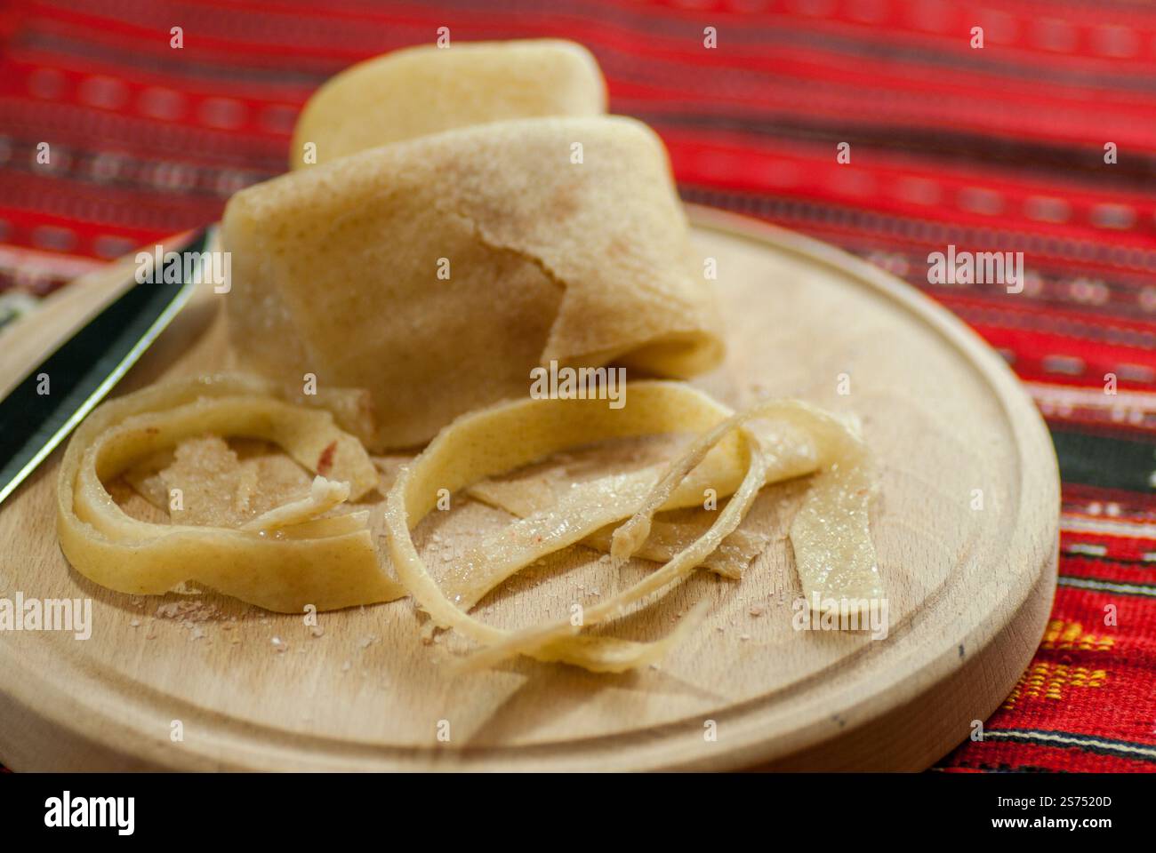 escursioni di crosta di maiale cruda con sale, specialità della cucina tradizionale rumena conosciuta come sorici in rumeno Foto Stock