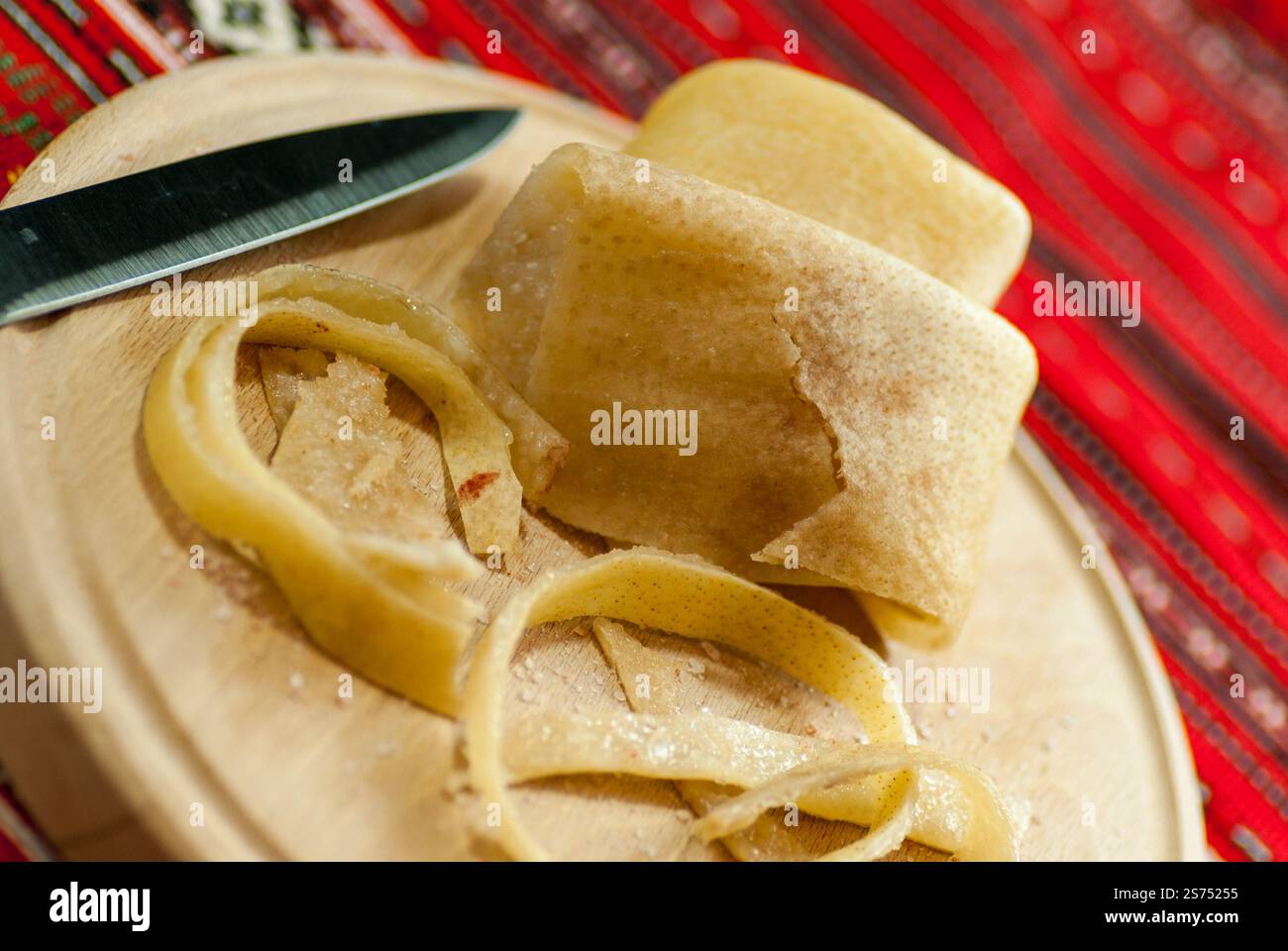 escursioni di crosta di maiale cruda con sale, specialità della cucina tradizionale rumena conosciuta come sorici in rumeno Foto Stock
