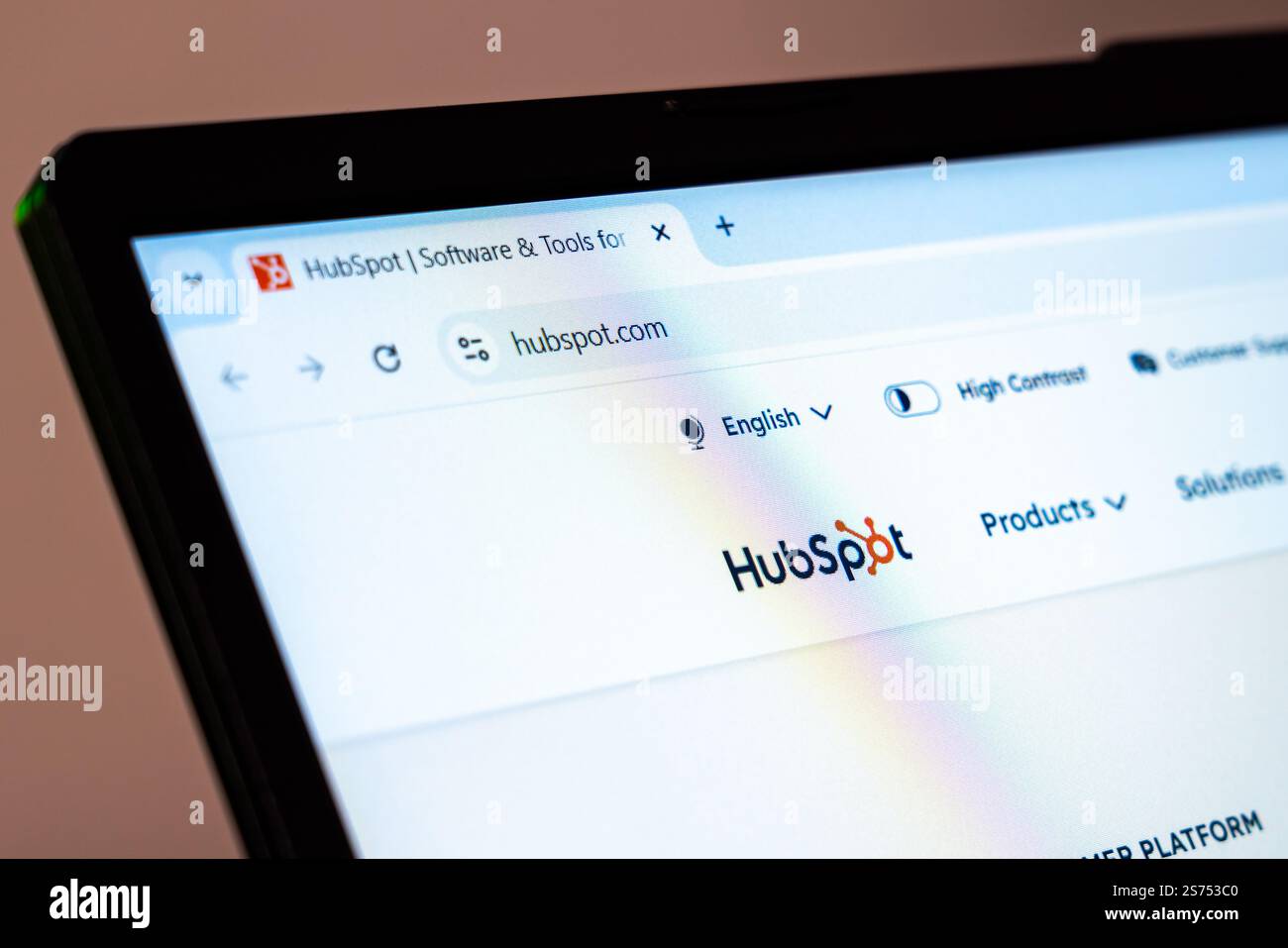 New York, USA - 17 gennaio 2025: Sito Web di HubSpot visualizzato sullo schermo di un laptop che mostra il marchio del software di marketing e le soluzioni aziendali Foto Stock