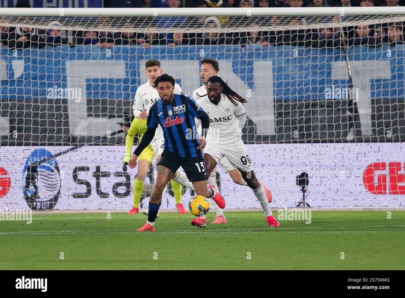 18 gennaio 2025; Stadio Gewiss, Bergamo, Italia, calcio di serie A, Atalanta contro Napoli; Ederson di Atalanta BC corre con la palla Foto Stock