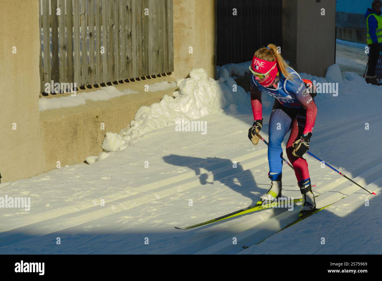 Zuoz, Svizzera - 18 gennaio 2025: Sciatore nel tratto finale della maratona di sci nordico la Diagonela, in Engadina, Svizzera Foto Stock