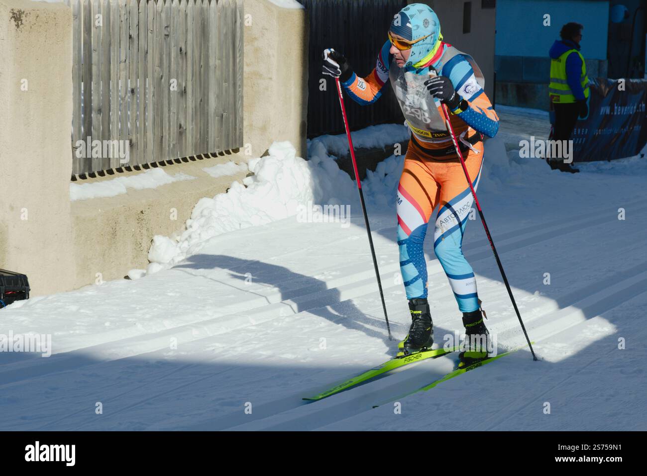 Zuoz, Svizzera - 18 gennaio 2025: Sciatore nel tratto finale della maratona di sci nordico la Diagonela, in Engadina, Svizzera Foto Stock