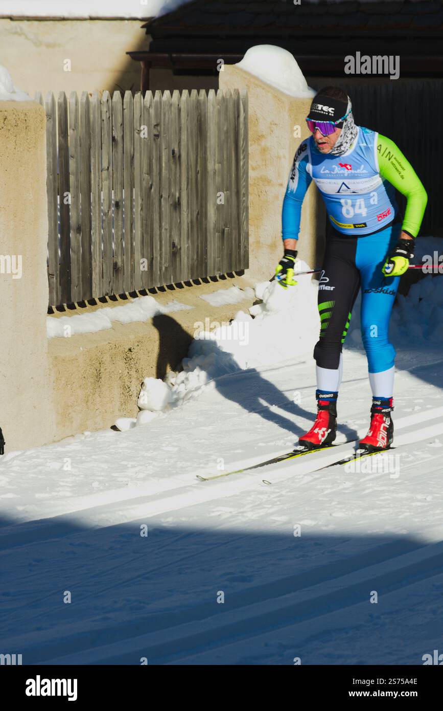 Zuoz, Svizzera - 18 gennaio 2025: Sciatore nel tratto finale della maratona di sci nordico la Diagonela, in Engadina, Svizzera Foto Stock