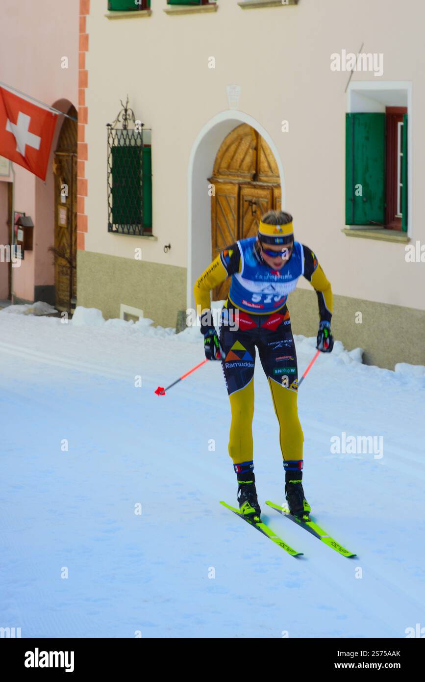 Zuoz, Svizzera - 18 gennaio 2025: Sciatore nel tratto finale della maratona di sci nordico la Diagonela, in Engadina, Svizzera Foto Stock