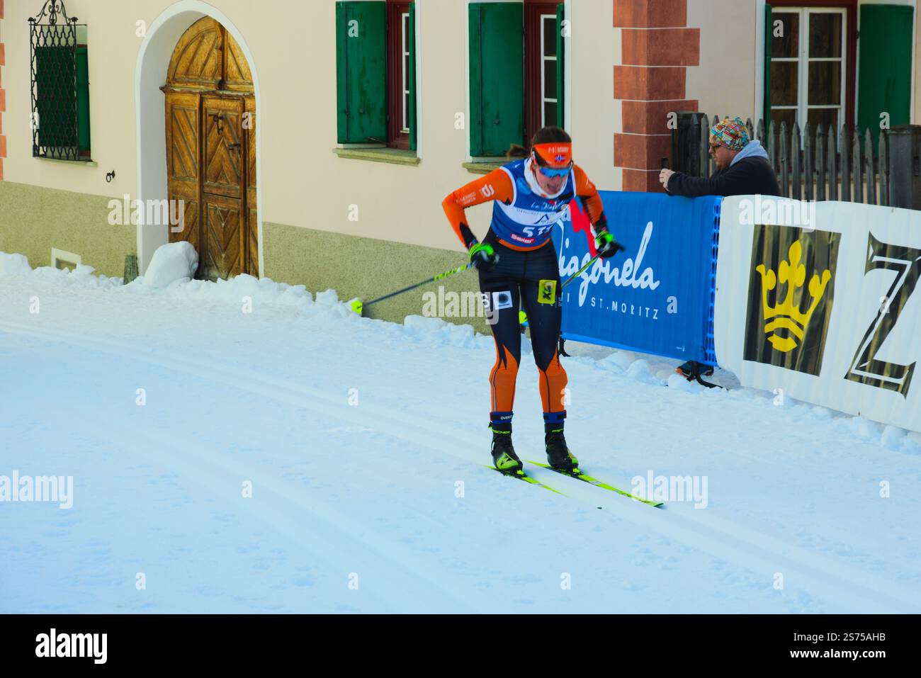 Zuoz, Svizzera - 18 gennaio 2025: Sciatore nel tratto finale della maratona di sci nordico la Diagonela, in Engadina, Svizzera Foto Stock