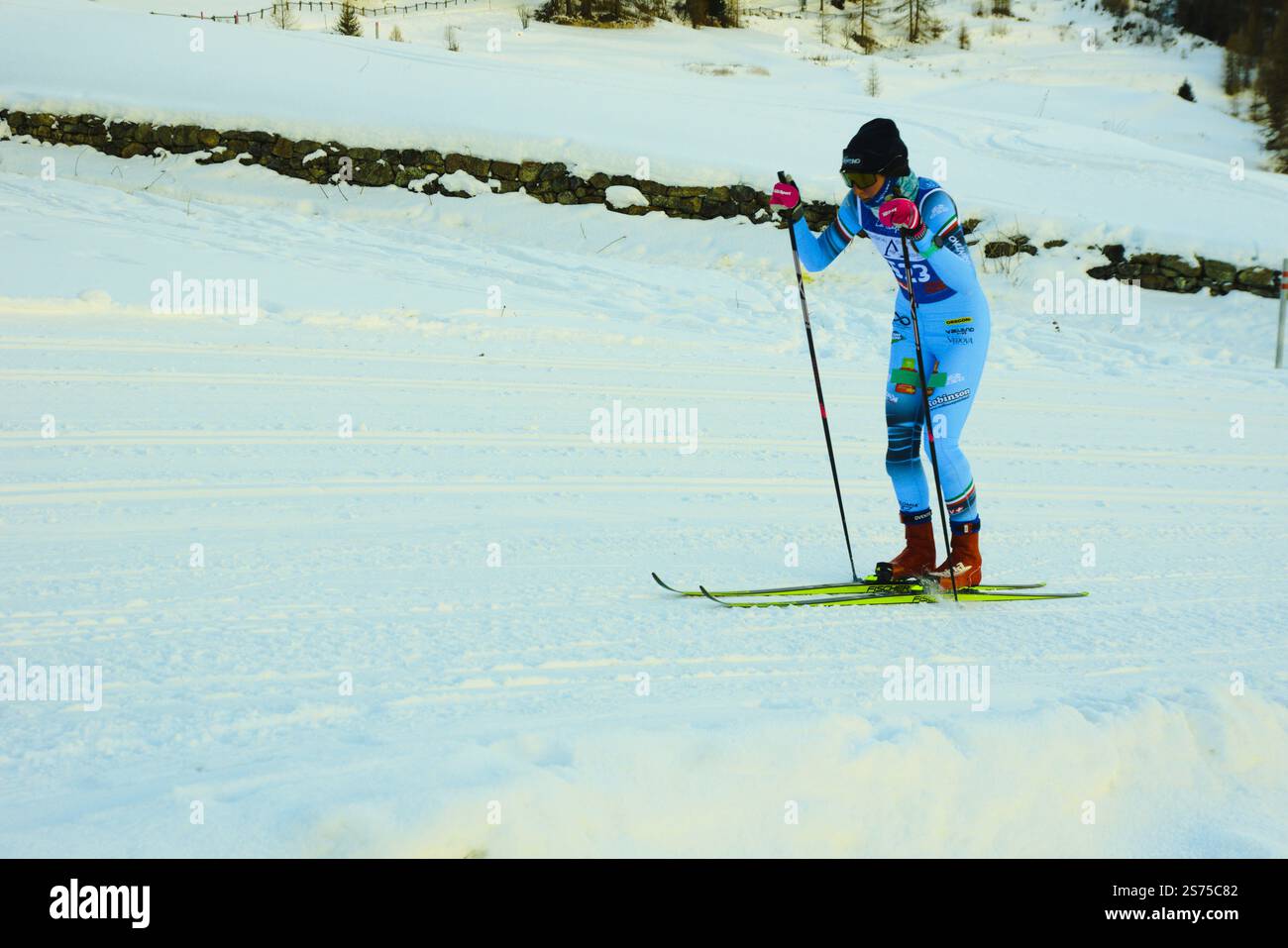 Zuoz, Svizzera - 18 gennaio 2025: Sciatore durante la maratona di sci nordico la Diagonela, in Engadina, Svizzera Foto Stock
