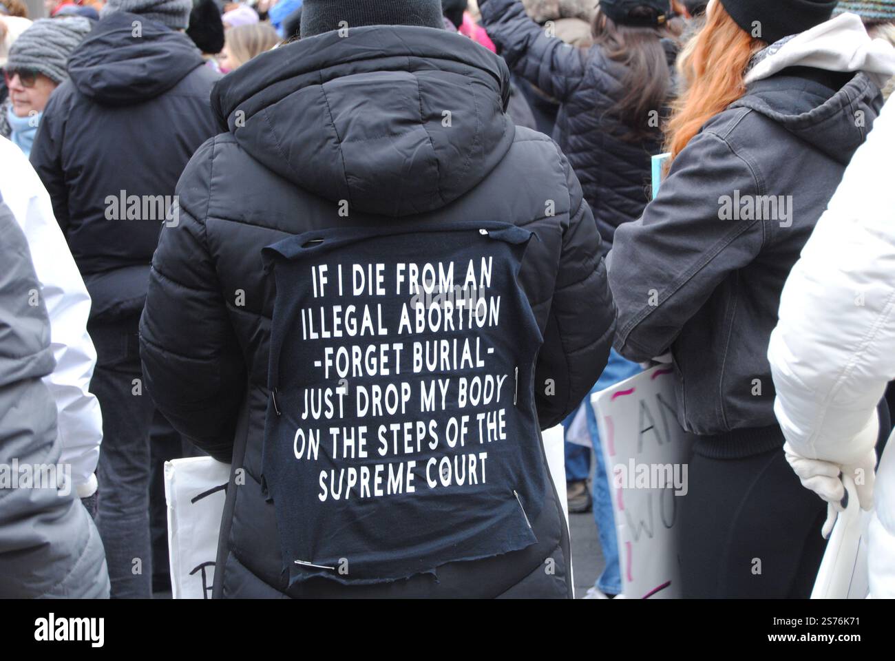 New York City, New York, USA - 18 gennaio 2025: La marcia del popolo, evoluzione della marcia delle donne, in vista della seconda inaugurazione di Donald Trump. Foto Stock