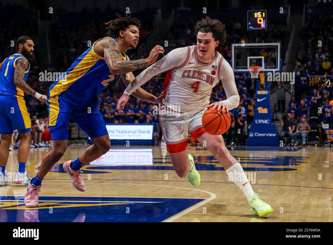 Pittsburgh, Pennsylvania, Stati Uniti. 18 gennaio 2025. L'attaccante dei Clemson Tigers Ian Schieffelin (4) guida la palla contro l'attaccante dei Pitt Panthers Cameron Corhen (2) durante la partita di basket NCAA tra i Pitt Panthers e i Clemson Tigers al Petersen Events Center di Pittsburgh, Pennsylvania. Brent Gudenschwager/CSM/Alamy Live News Foto Stock