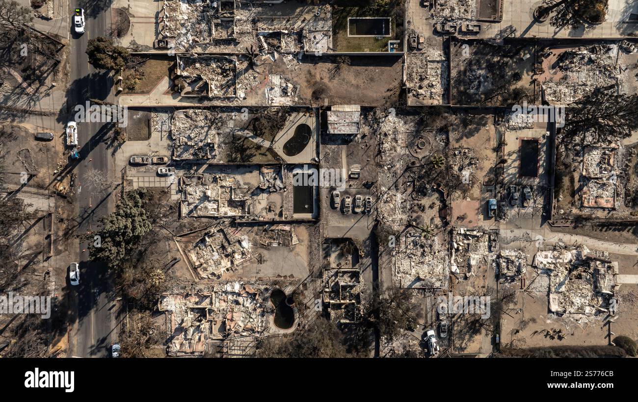 Altadena, Stati Uniti. 18 gennaio 2025. Vista droni della comunità di Altadena dopo che l'incendio di Eaton ne distrusse gran parte. 1/18/2024 Altadena, CA., USA (foto di Ted Soqui/SIPA USA) credito: SIPA USA/Alamy Live News Foto Stock