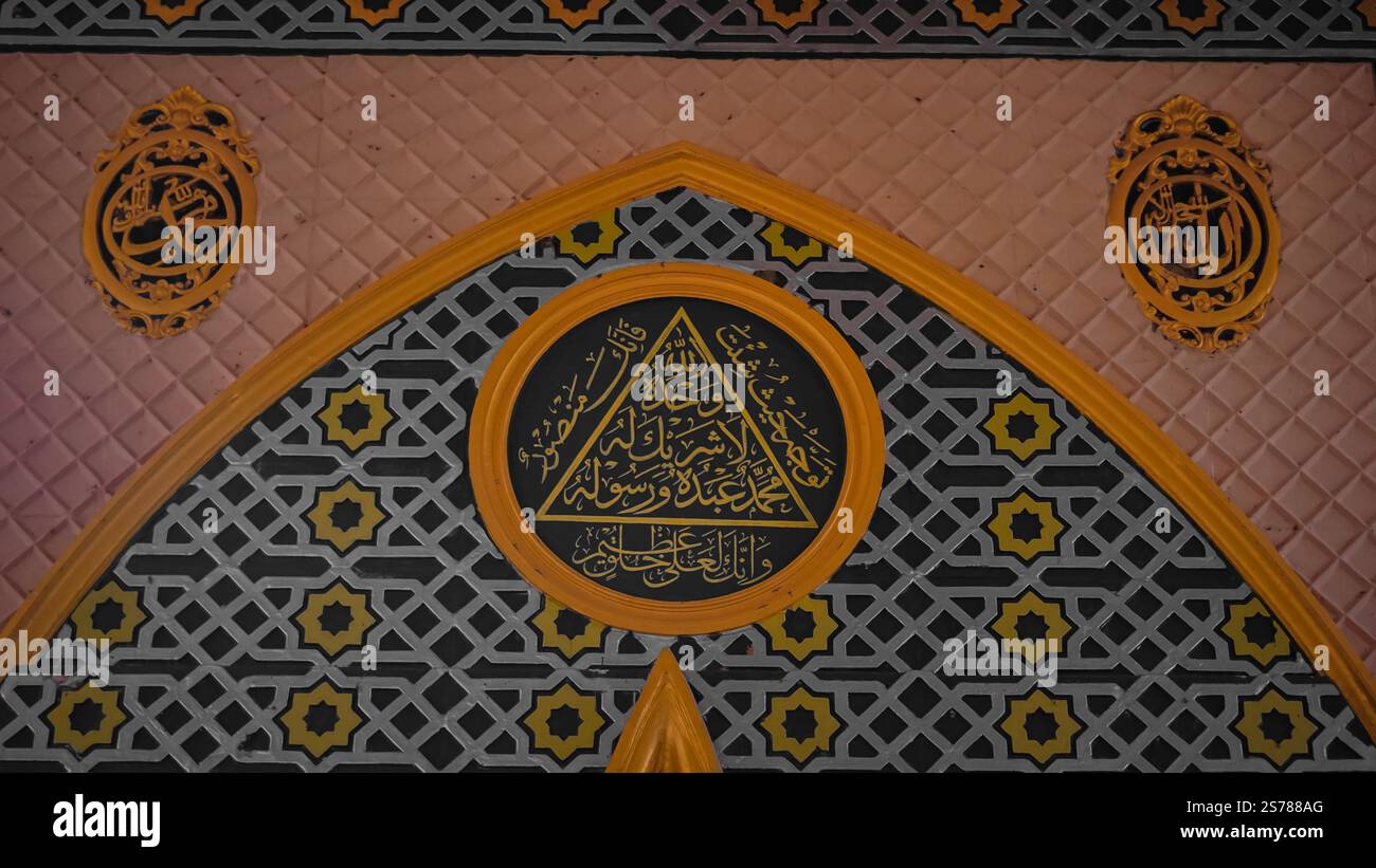 Arte geometrica islamica con calligrafia araba all'interno di una moschea. Foto Stock
