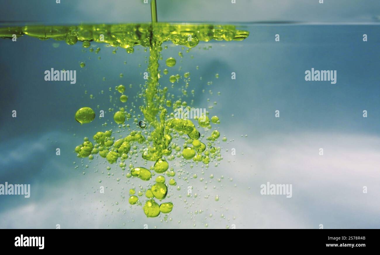 Una fotografia di olio in entrata di un bacino di acqua Foto Stock