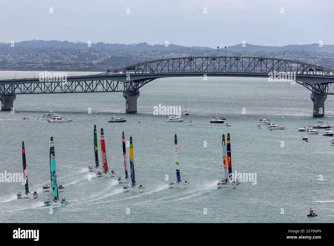 Auckland, nuova Zelanda, 19 gennaio 2025. Le barche corrono verso il Ponte del Porto durante la prima gara del secondo giorno della tappa di Auckland della regata SailGP. Crediti: David Rowland/Alamy Live News Foto Stock