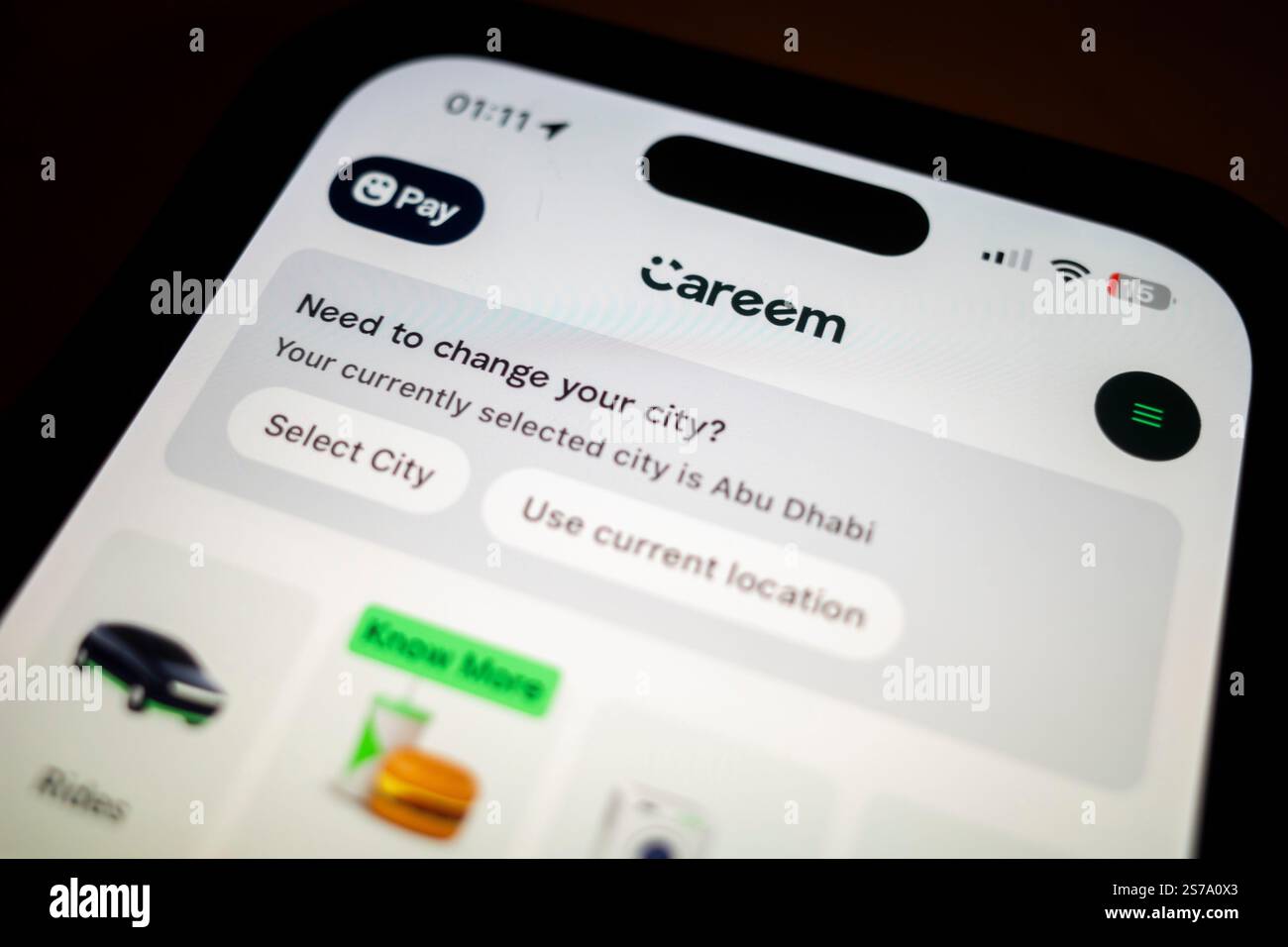 Emirati Arabi Uniti. 12 gennaio 2025. Careem App, che offre servizi Careem Plus negli Emirati Arabi Uniti. Careem è una piattaforma leader per il trasporto e la distribuzione di merci in Medio Oriente, Nord Africa, Pakistan e Turchia. Fondata nel 2012 e ora di proprietà di Uber, Careem offre una vasta gamma di servizi, tra cui ridesharing, consegna di generi alimentari e alimentari, servizi di corriere e pagamenti digitali. Con la missione di semplificare la vita e potenziare le comunità, Careem è diventata un attore chiave nell'ecosistema dei trasporti e della logistica della regione, fornendo una soluzione affidabile e accessibile Foto Stock