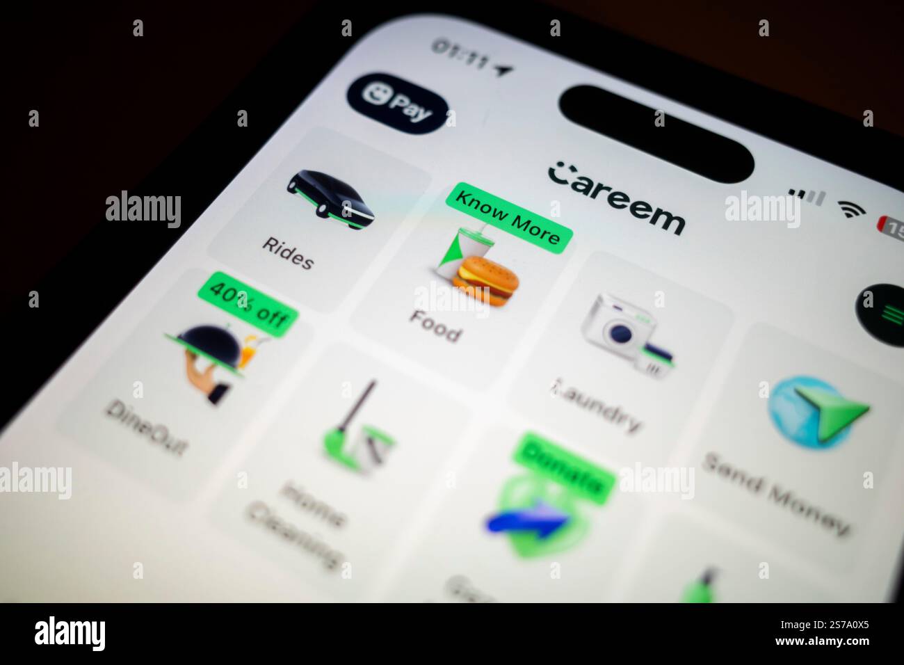 Emirati Arabi Uniti. 12 gennaio 2025. Careem App, che offre servizi Careem Plus negli Emirati Arabi Uniti. Careem è una piattaforma leader per il trasporto e la distribuzione di merci in Medio Oriente, Nord Africa, Pakistan e Turchia. Fondata nel 2012 e ora di proprietà di Uber, Careem offre una vasta gamma di servizi, tra cui ridesharing, consegna di generi alimentari e alimentari, servizi di corriere e pagamenti digitali. Con la missione di semplificare la vita e potenziare le comunità, Careem è diventata un attore chiave nell'ecosistema dei trasporti e della logistica della regione, fornendo una soluzione affidabile e accessibile Foto Stock