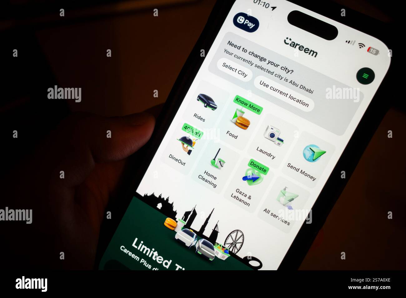 Emirati Arabi Uniti. 12 gennaio 2025. Careem App, che offre servizi Careem Plus negli Emirati Arabi Uniti. Careem è una piattaforma leader per il trasporto e la distribuzione di merci in Medio Oriente, Nord Africa, Pakistan e Turchia. Fondata nel 2012 e ora di proprietà di Uber, Careem offre una vasta gamma di servizi, tra cui ridesharing, consegna di generi alimentari e alimentari, servizi di corriere e pagamenti digitali. Con la missione di semplificare la vita e potenziare le comunità, Careem è diventata un attore chiave nell'ecosistema dei trasporti e della logistica della regione, fornendo una soluzione affidabile e accessibile Foto Stock