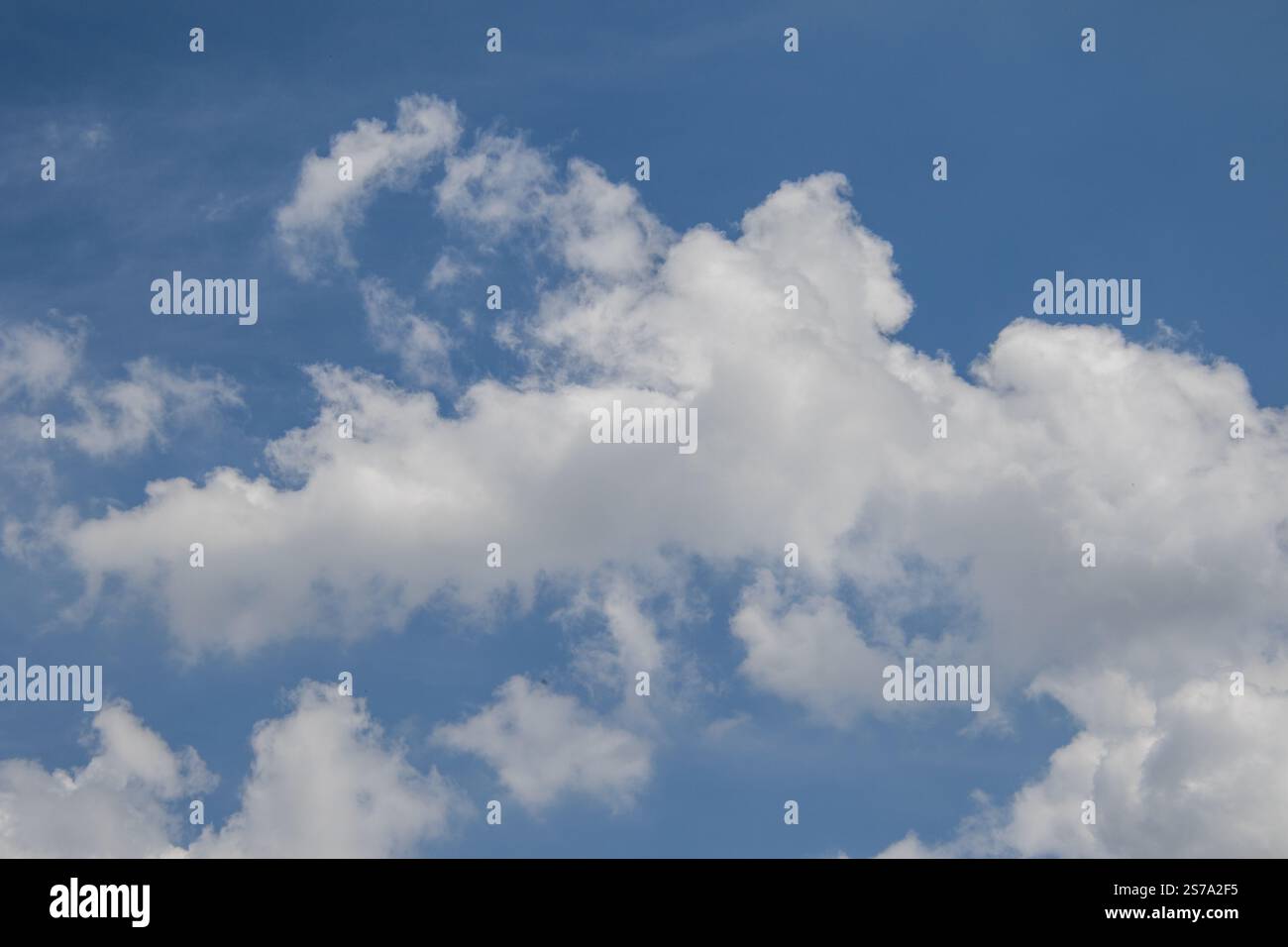 Cloudscape in blu e bianco sull'Africa meridionale Foto Stock