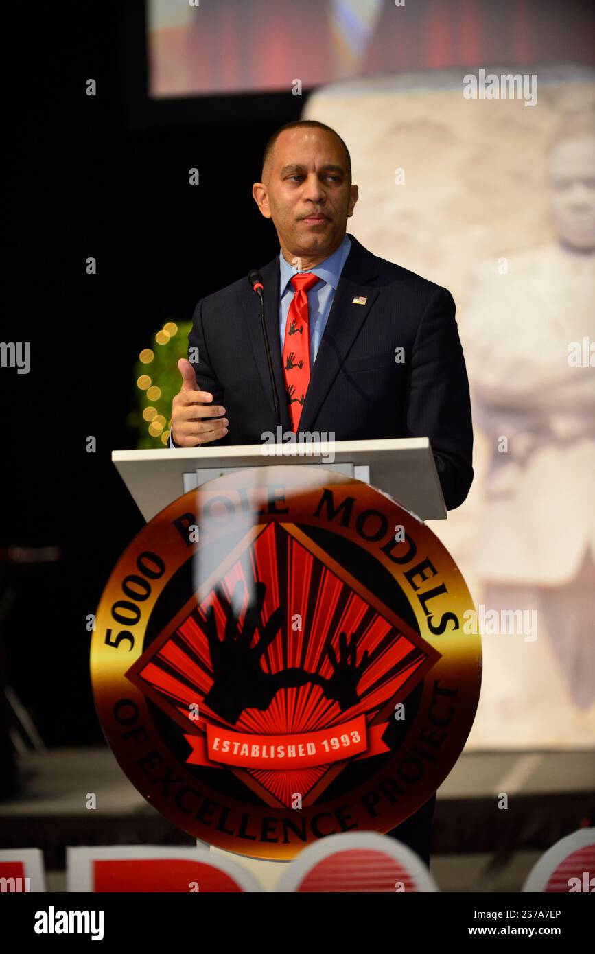 Miami Beach, Florida, Stati Uniti. 18 gennaio 2025. Il leader democratico della camera, il Rep. Hakeem Jeffries (D-NY), parla durante la 32a edizione del 5000 di Excellence Foundation, Dr. Martin Luther King Jr. Borsa di studio colazione al Miami Beach Convention Center il 18 gennaio 2025 a Miami Beach, Florida. Crediti: Mpi10/Media Punch/Alamy Live News Foto Stock Miami Beach, Florida, Stati Uniti. 18 gennaio 2025. Il leader democratico della camera, il Rep. Hakeem Jeffries (D-NY), parla durante la 32a edizione del 5000 di Excellence Foundation, Dr. Martin Luther King Jr. Borsa di studio colazione al Miami Beach Convention Center il 18 gennaio 2025 a Miami Beach, Florida. Crediti: Mpi10/Media Punch/Alamy Live News Foto Stock