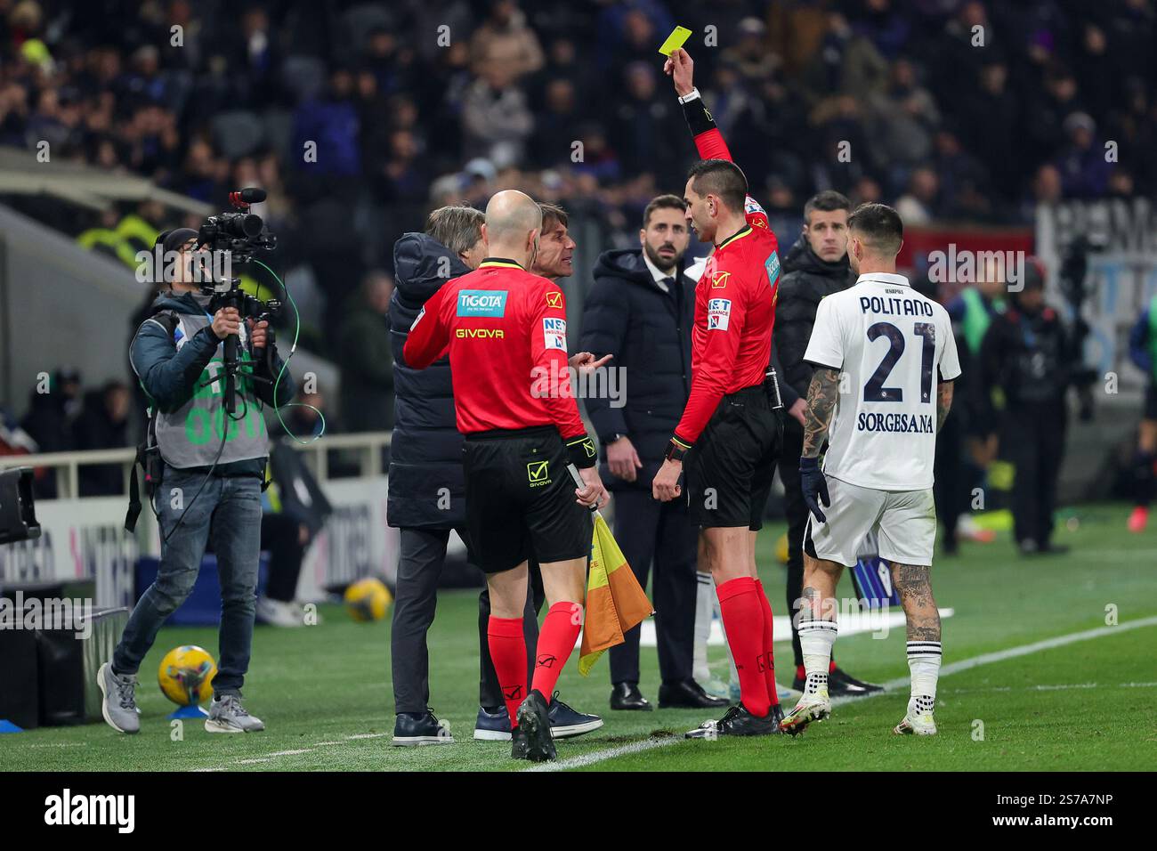 18 gennaio 2025; Stadio Gewiss, Bergamo, Italia, calcio di serie A, Atalanta contro Napoli; arbitro Andrea Colombo arbitro Andrea Colombo consegna un cartellino giallo ad Antonio Conte capo allenatore del Napoli SSC Foto Stock