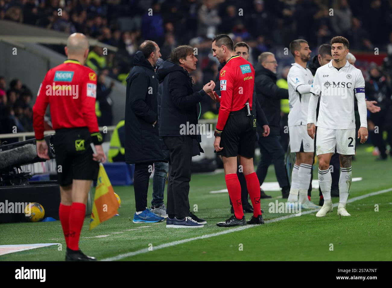 18 gennaio 2025; Stadio Gewiss, Bergamo, Italia, calcio di serie A, Atalanta contro Napoli; arbitro Andrea Colombo arbitro Andrea Colombo consegna un cartellino giallo ad Antonio Conte capo allenatore del Napoli SSC Foto Stock