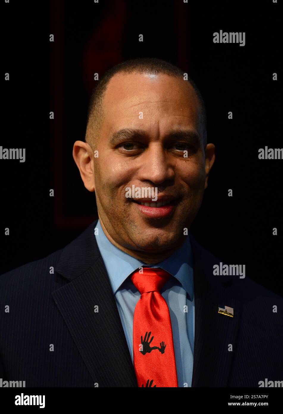 Miami Beach, Florida, Stati Uniti. 18 gennaio 2025. Il leader democratico della camera, il Rep. Hakeem Jeffries (D-NY), posa per il ritratto durante il 5000 modello di ruolo della 32a edizione del Dr. Martin Luther King Jr. Borsa di studio colazione al Miami Beach Convention Center il 18 gennaio 2025 a Miami Beach, Florida. Crediti: Mpi10/Media Punch/Alamy Live News Foto Stock Miami Beach, Florida, Stati Uniti. 18 gennaio 2025. Il leader democratico della camera, il Rep. Hakeem Jeffries (D-NY), posa per il ritratto durante il 5000 modello di ruolo della 32a edizione del Dr. Martin Luther King Jr. Borsa di studio colazione al Miami Beach Convention Center il 18 gennaio 2025 a Miami Beach, Florida. Crediti: Mpi10/Media Punch/Alamy Live News Foto Stock
