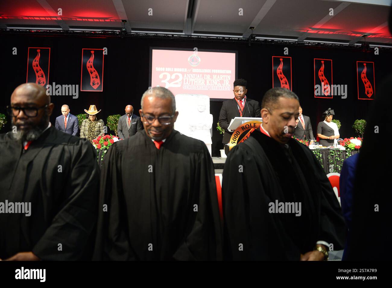 Miami Beach, Florida, Stati Uniti. 18 gennaio 2025. I giudici Christopher Benjamin, Gordon Murray e Daryl Trawick partecipano alla 32a edizione annuale del 5000 del Dr. Martin Luther King Jr., borsa di studio colazione al Miami Beach Convention Center il 18 gennaio 2025 a Miami Beach, Florida. Crediti: Mpi10/Media Punch/Alamy Live News Foto Stock Miami Beach, Florida, Stati Uniti. 18 gennaio 2025. I giudici Christopher Benjamin, Gordon Murray e Daryl Trawick partecipano alla 32a edizione annuale del 5000 del Dr. Martin Luther King Jr., borsa di studio colazione al Miami Beach Convention Center il 18 gennaio 2025 a Miami Beach, Florida. Crediti: Mpi10/Media Punch/Alamy Live News Foto Stock