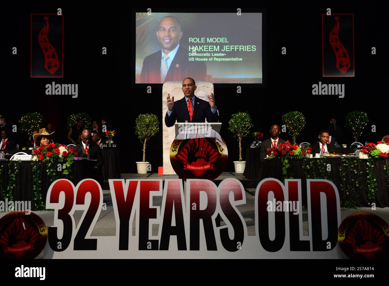 Miami Beach, Florida, Stati Uniti. 18 gennaio 2025. Il leader democratico della camera, il Rep. Hakeem Jeffries (D-NY), parla durante la 32a edizione del 5000 di Excellence Foundation, Dr. Martin Luther King Jr. Borsa di studio colazione al Miami Beach Convention Center il 18 gennaio 2025 a Miami Beach, Florida. Crediti: Mpi10/Media Punch/Alamy Live News Foto Stock Miami Beach, Florida, Stati Uniti. 18 gennaio 2025. Il leader democratico della camera, il Rep. Hakeem Jeffries (D-NY), parla durante la 32a edizione del 5000 di Excellence Foundation, Dr. Martin Luther King Jr. Borsa di studio colazione al Miami Beach Convention Center il 18 gennaio 2025 a Miami Beach, Florida. Crediti: Mpi10/Media Punch/Alamy Live News Foto Stock