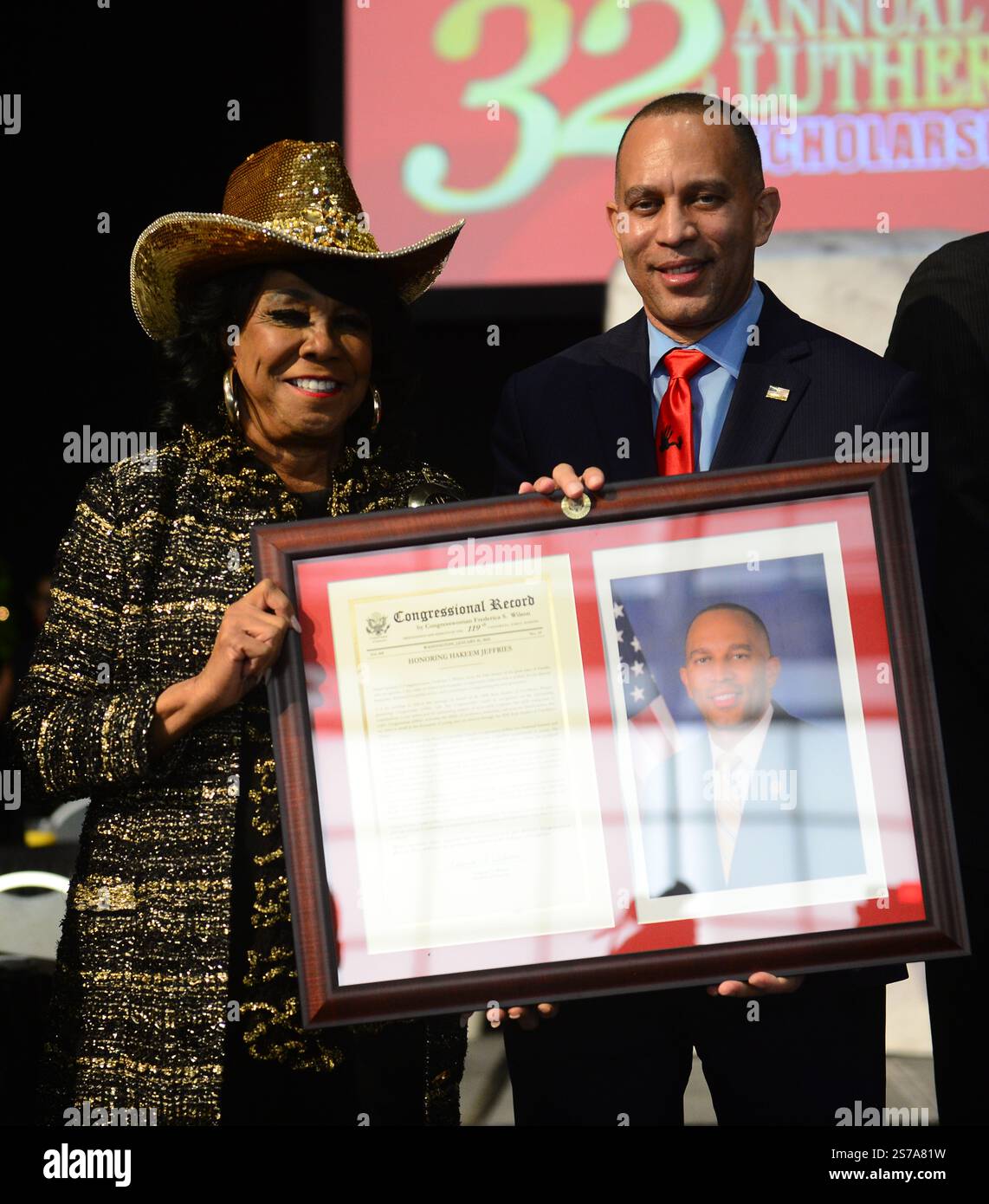 Miami Beach, Florida, Stati Uniti. 18 gennaio 2025. La deputata degli Stati Uniti Frederica S. Wilson e il leader democratico della camera, il Rep. Hakeem Jeffries (D-NY), partecipano alla 32a edizione del 5000 del Dr. Martin Luther King Jr., borsa di studio colazione al Miami Beach Convention Center il 18 gennaio 2025 a Miami Beach, Florida. Crediti: Mpi10/Media Punch/Alamy Live News Foto Stock Miami Beach, Florida, Stati Uniti. 18 gennaio 2025. La deputata degli Stati Uniti Frederica S. Wilson e il leader democratico della camera, il Rep. Hakeem Jeffries (D-NY), partecipano alla 32a edizione del 5000 del Dr. Martin Luther King Jr., borsa di studio colazione al Miami Beach Convention Center il 18 gennaio 2025 a Miami Beach, Florida. Crediti: Mpi10/Media Punch/Alamy Live News Foto Stock