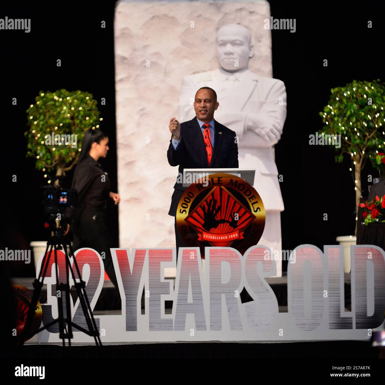 Miami Beach, Florida, Stati Uniti. 18 gennaio 2025. Il leader democratico della camera, il Rep. Hakeem Jeffries (D-NY), parla durante la 32a edizione del 5000 di Excellence Foundation, Dr. Martin Luther King Jr. Borsa di studio colazione al Miami Beach Convention Center il 18 gennaio 2025 a Miami Beach, Florida. Crediti: Mpi10/Media Punch/Alamy Live News Foto Stock Miami Beach, Florida, Stati Uniti. 18 gennaio 2025. Il leader democratico della camera, il Rep. Hakeem Jeffries (D-NY), parla durante la 32a edizione del 5000 di Excellence Foundation, Dr. Martin Luther King Jr. Borsa di studio colazione al Miami Beach Convention Center il 18 gennaio 2025 a Miami Beach, Florida. Crediti: Mpi10/Media Punch/Alamy Live News Foto Stock