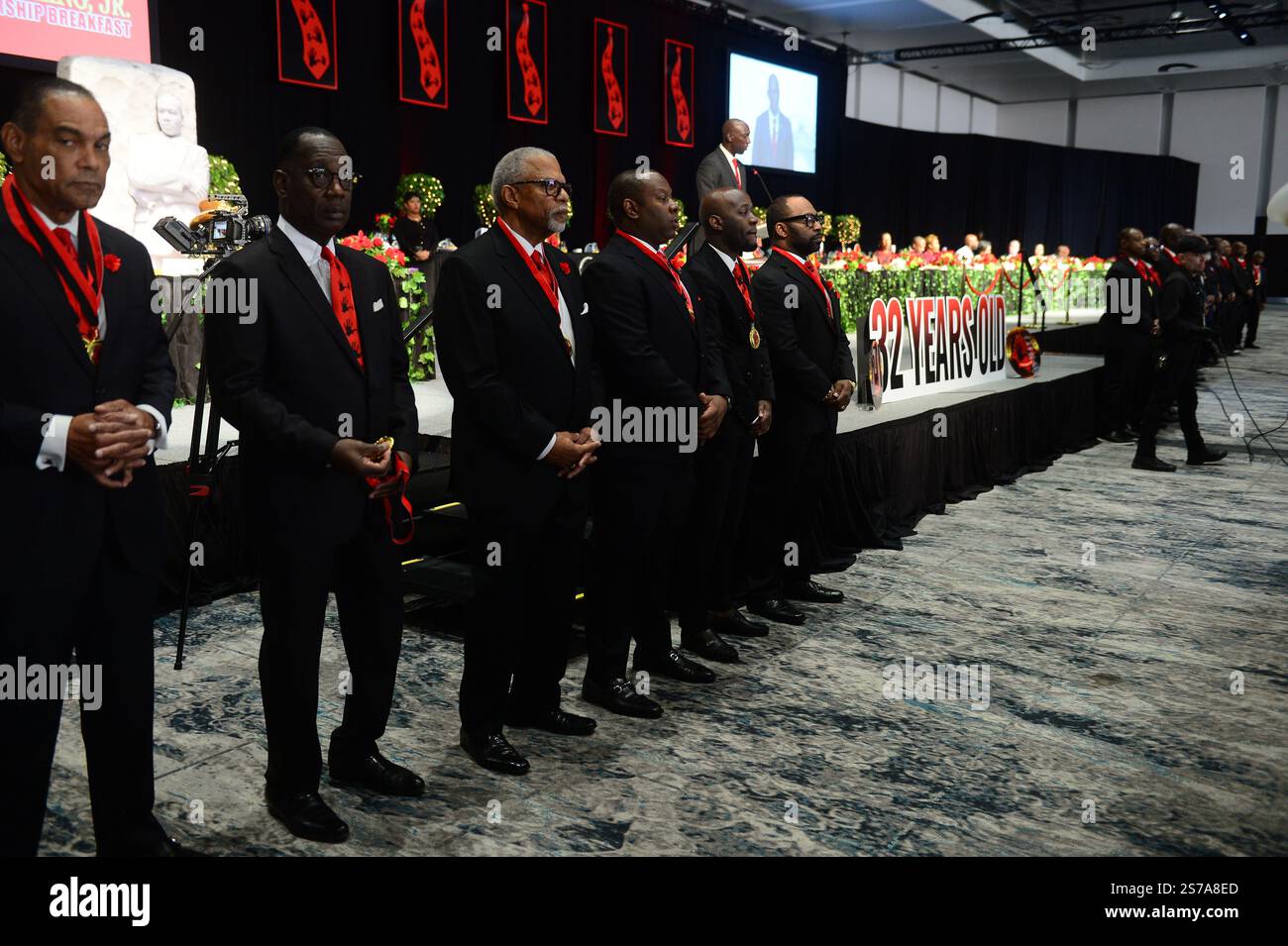 Miami Beach, Florida, Stati Uniti. 18 gennaio 2025. Il sindaco della città di Miramar Wayne Messam parla durante la 32a edizione annuale del 5000 di Excellence Foundation Dr. Martin Luther King Jr. Borsa di studio colazione al Miami Beach Convention Center il 18 gennaio 2025 a Miami Beach, Florida. Crediti: Mpi10/Media Punch/Alamy Live News Foto Stock Miami Beach, Florida, Stati Uniti. 18 gennaio 2025. Il sindaco della città di Miramar Wayne Messam parla durante la 32a edizione annuale del 5000 di Excellence Foundation Dr. Martin Luther King Jr. Borsa di studio colazione al Miami Beach Convention Center il 18 gennaio 2025 a Miami Beach, Florida. Crediti: Mpi10/Media Punch/Alamy Live News Foto Stock