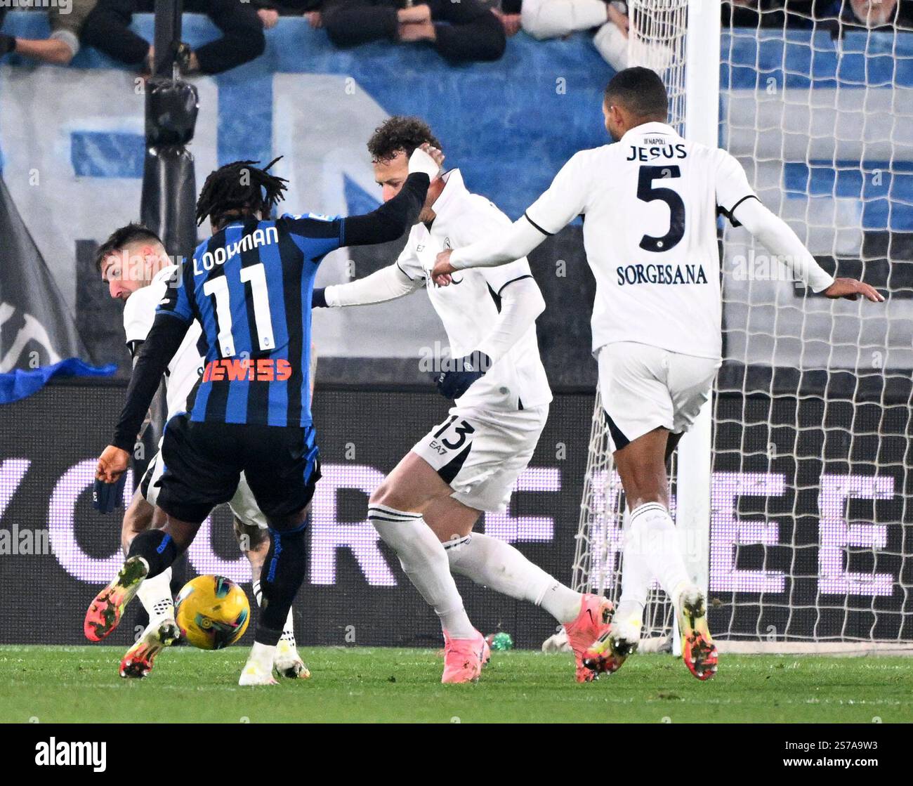 Bergamo, Italia. 18 gennaio 2025. Ademola Lookman (L) dell'Atalanta segna durante una partita di serie A tra l'Atalanta e il Napoli a Bergamo, in Italia, 18 gennaio 2025. Crediti: Alberto Lingria/Xinhua/Alamy Live News Foto Stock