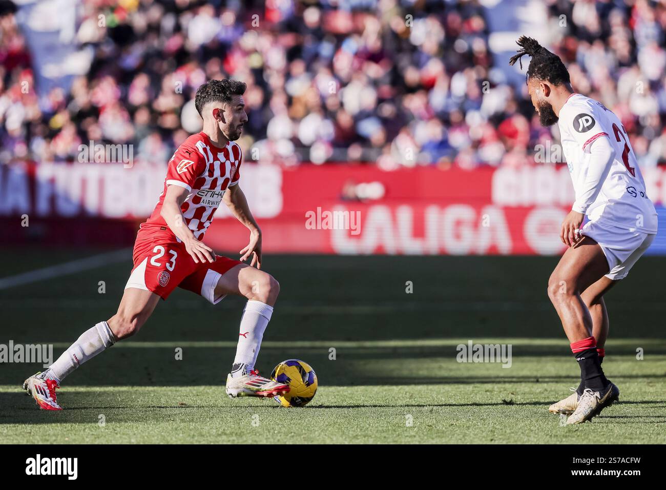 Ivan Martin di Girona FC e Chidera Ejuke di Siviglia FC durante la partita di calcio della Liga spagnola tra Girona FC e Siviglia FC il 18 gennaio 2025 all'Estadio de Montilivi di Girona, Spagna Foto Stock
