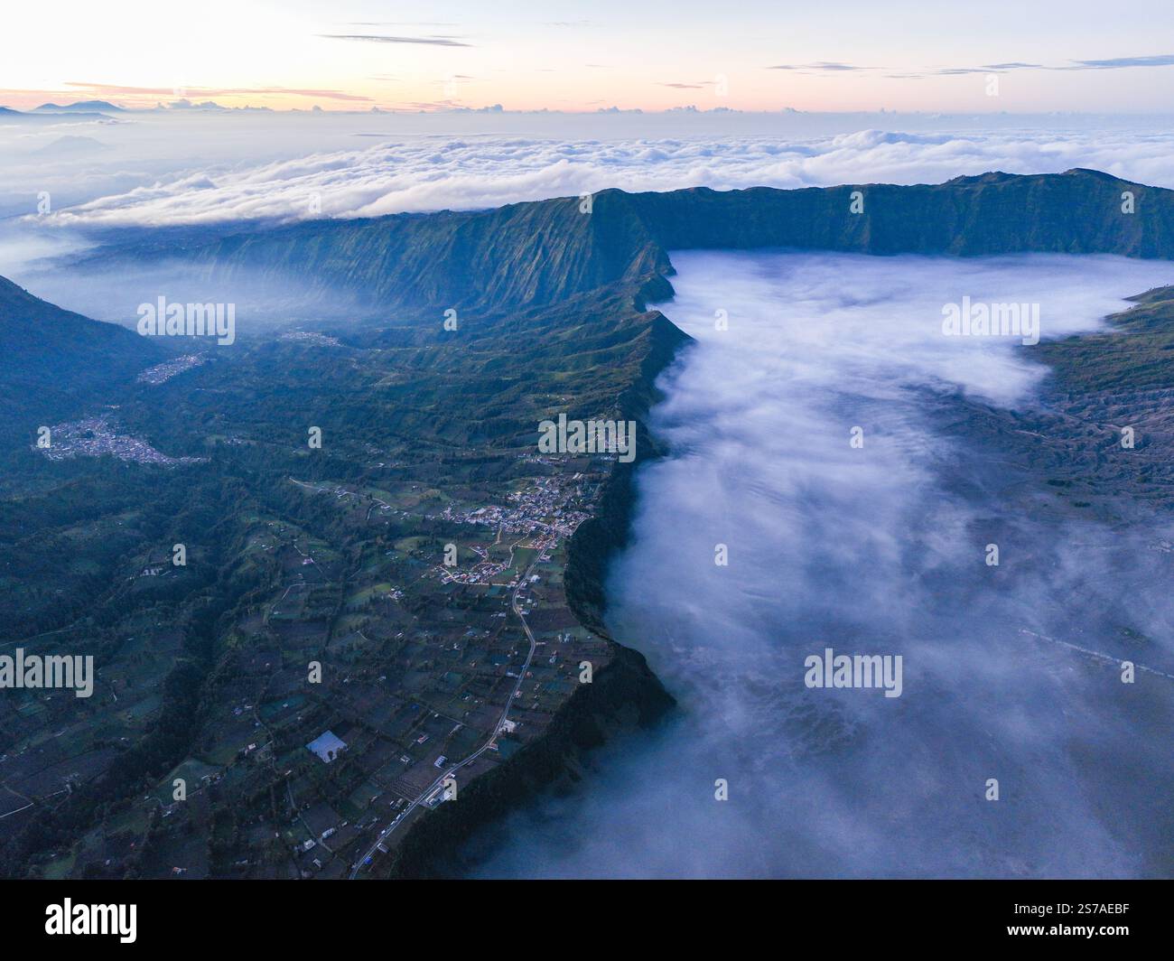 Vista aerea colorata nebbia copre la montagna in un incredibile video di tramonto Looping che mostra una splendida scena con il sole che tramonta dipingendo il cielo sopra t Foto Stock