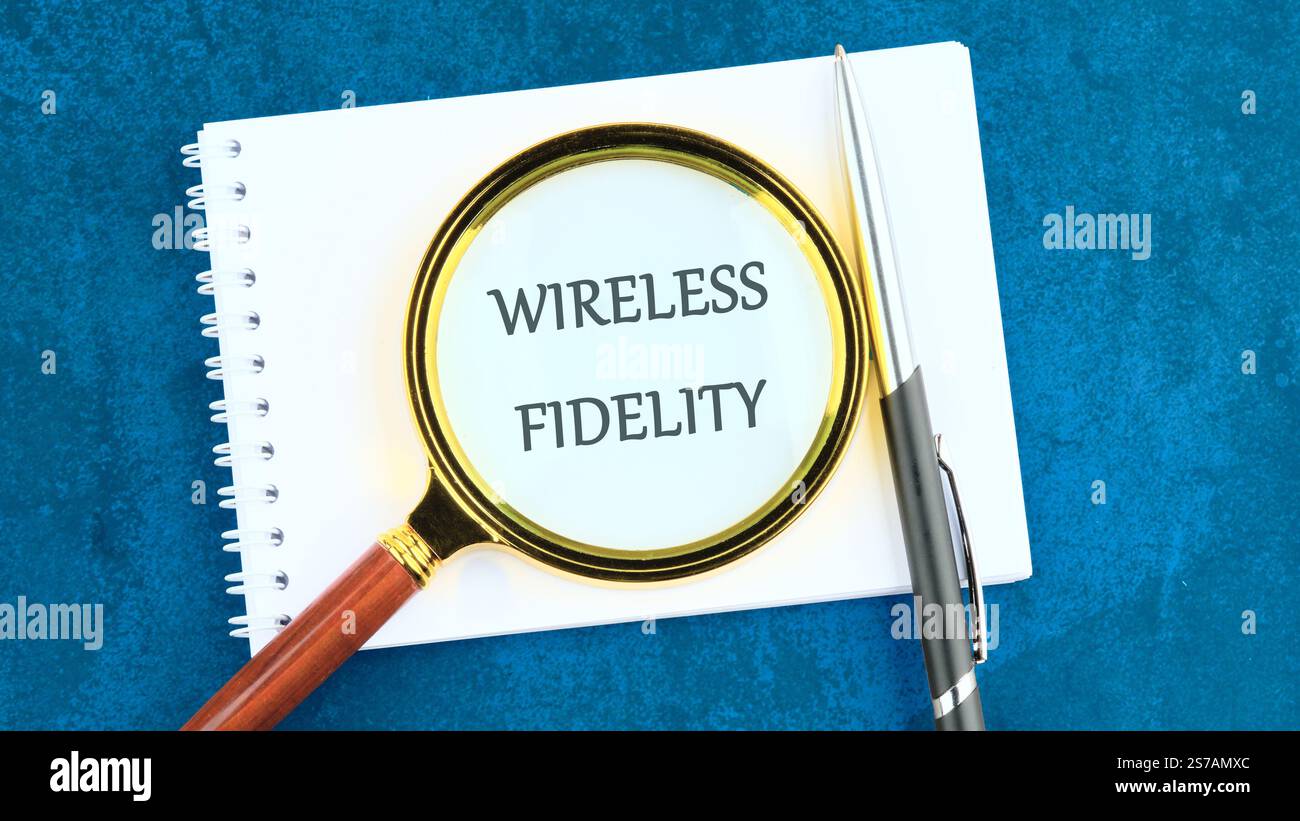 In un ambiente professionale si discute del ruolo della tecnologia di fedeltà wireless nel migliorare la connettività e l'efficienza aziendale. Foto Stock