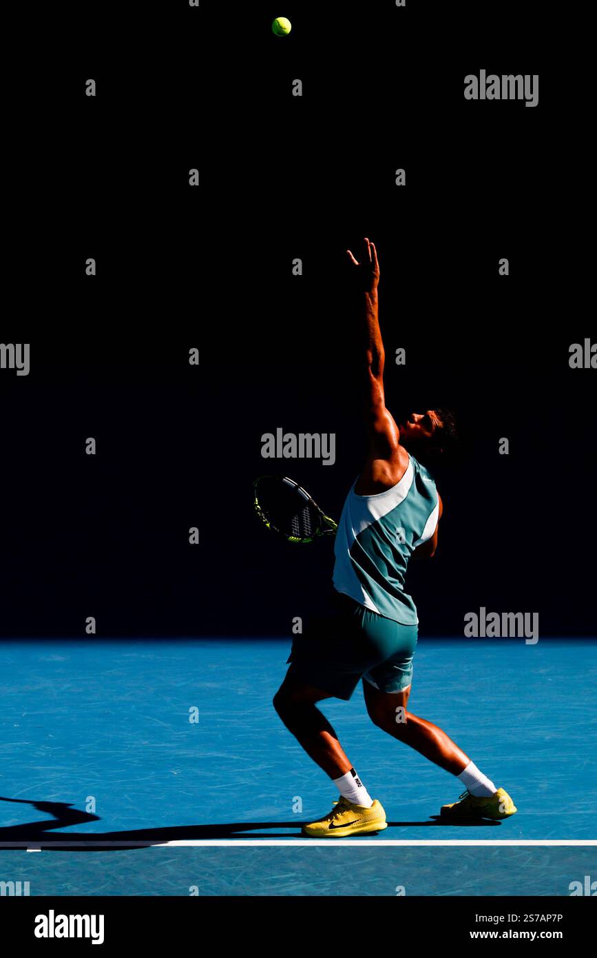 Melbourne, Australia. 19 gennaio 2025. 19 gennaio 2025: MELBOURNE, AUSTRALIA - 19 GENNAIO: Carlos Alcaraz di Spagna serve a Jack Draper della Gran Bretagna l'ottavo giorno degli Australian Open 2025 al Melbourne Park il 19 gennaio 2025 a Melbourne, Australia. (Credit Image: © Chris Putnam/ZUMA Press Wire) SOLO PER USO EDITORIALE! Non per USO commerciale! Crediti: ZUMA Press, Inc./Alamy Live News crediti: ZUMA Press, Inc./Alamy Live News Foto Stock