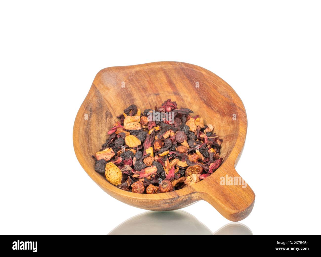 Tè aromatico della foresta dei Carpazi con tazza di legno, macro, isolato su sfondo bianco. Foto Stock