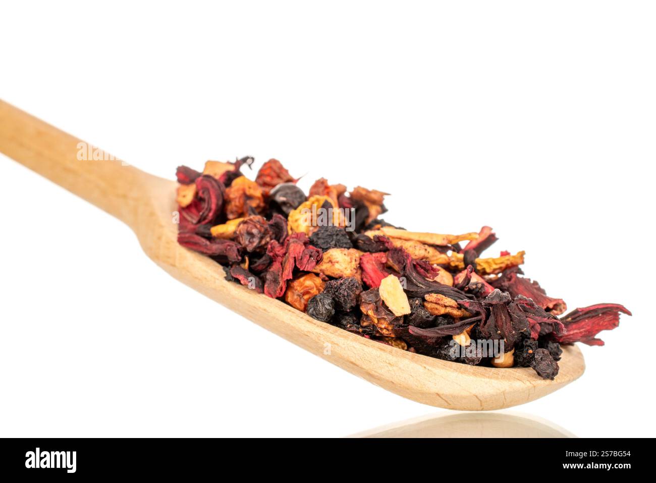 Tè aromatico della foresta dei Carpazi con cucchiaio di legno, macro, isolato su sfondo bianco. Foto Stock