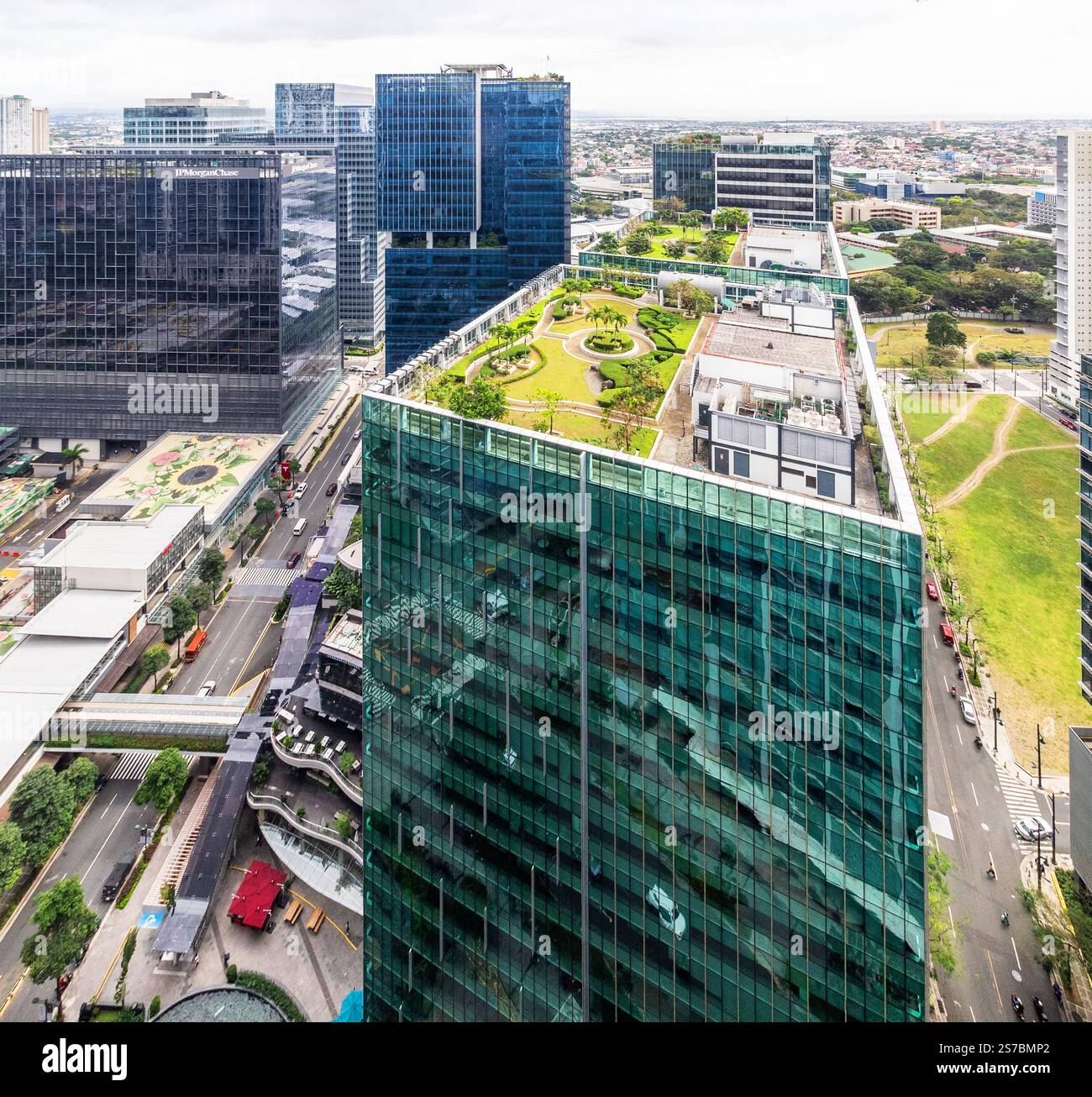 Le moderne torri di vetro dominano l'Uptown Bonifacio a Bonifacio Global City, un importante quartiere finanziario a Taguig, Metro Manila, Filippine Foto Stock