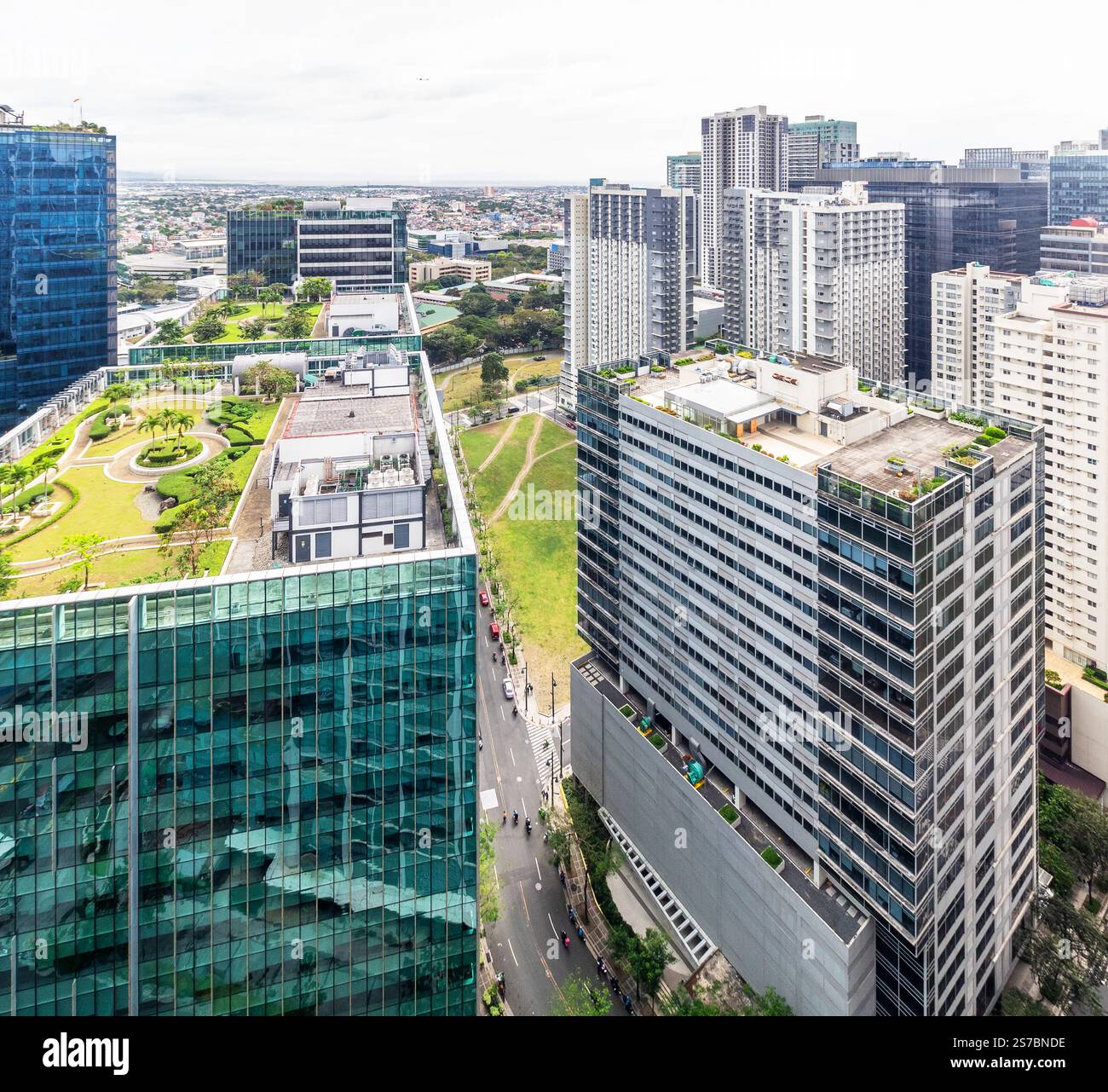 Le moderne torri di vetro dominano l'Uptown Bonifacio a Bonifacio Global City, un importante quartiere finanziario a Taguig, Metro Manila, Filippine Foto Stock