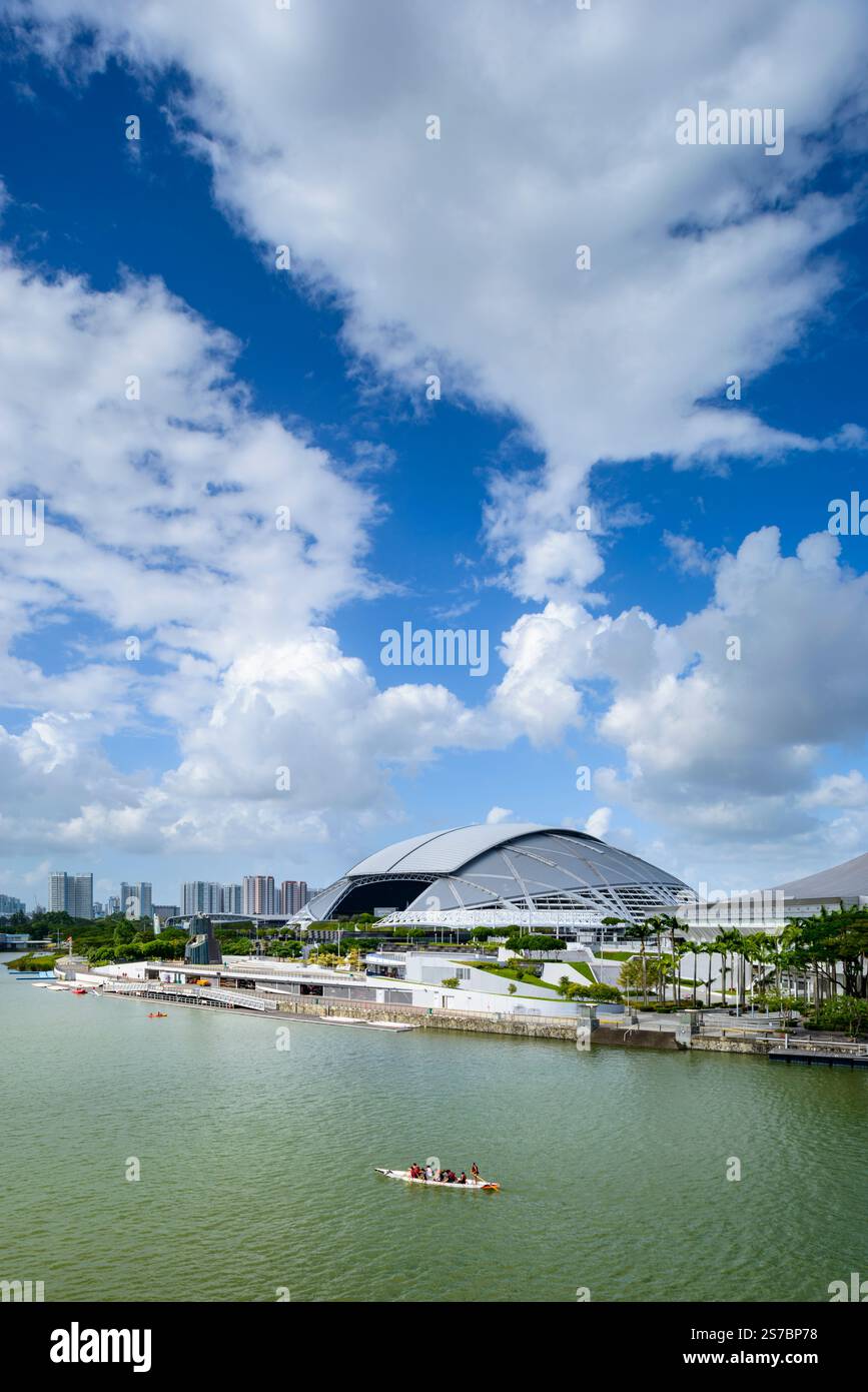 Dragon boat di fronte allo Sports Hub, Singapore, Asia Foto Stock