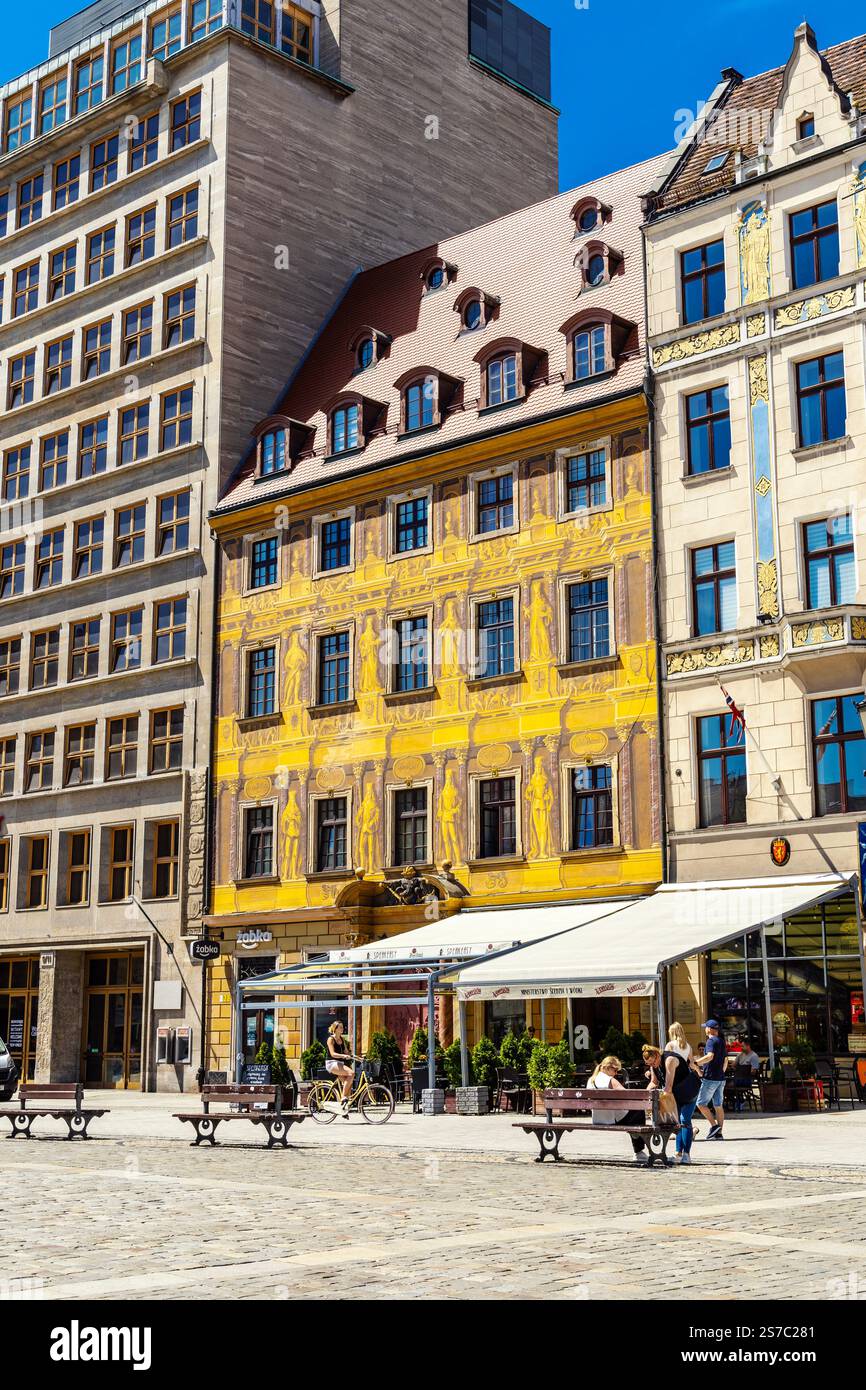 Casa d'abitazione dipinta in sile rinascimentale del XVIII secolo Kamienica Pod Siedmioma Elektorami, Piazza del mercato, città vecchia, Breslavia, Slesia, Polonia Foto Stock