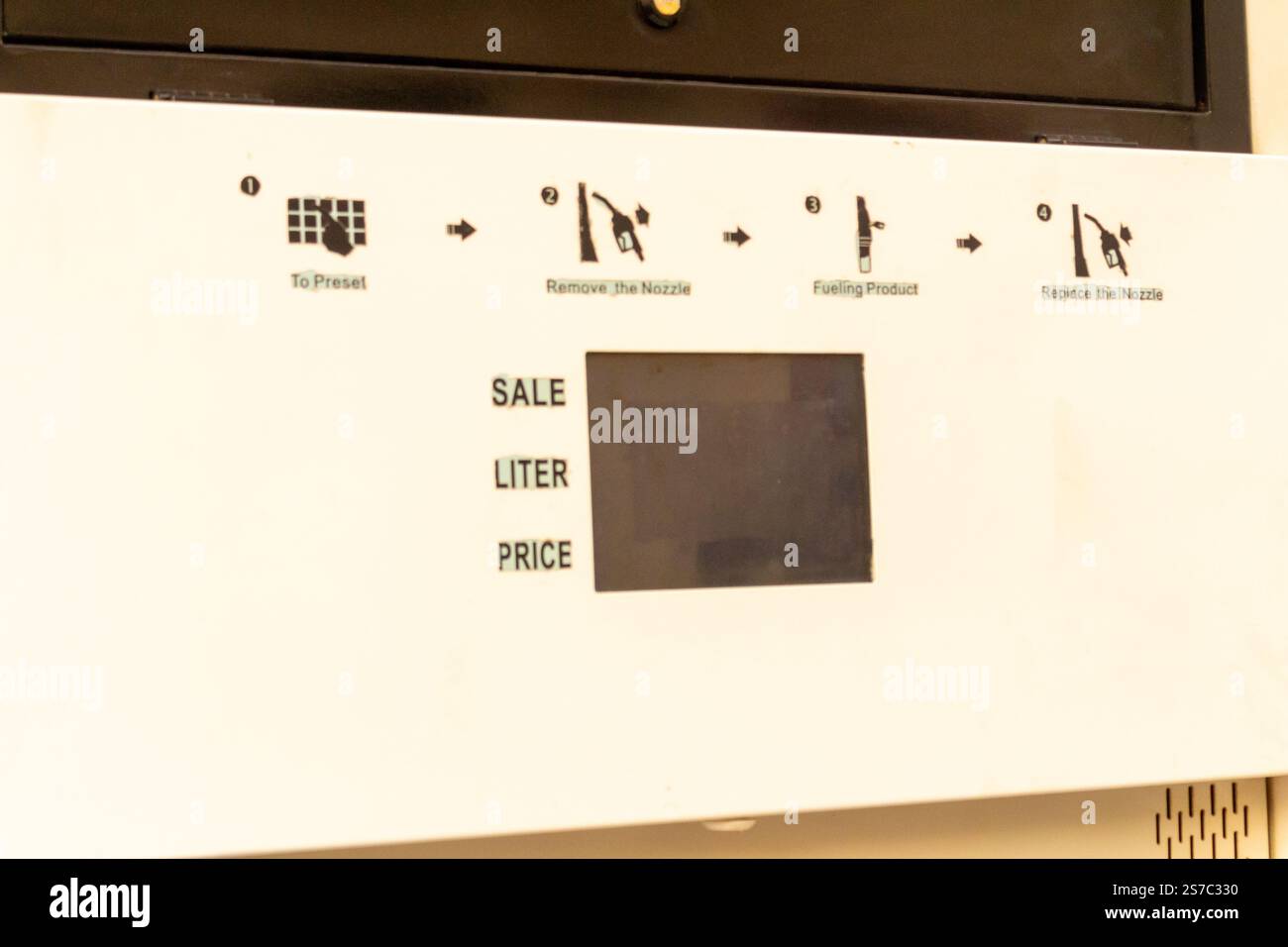 display della pompa di gas in primo piano che mostra vendita, litro, prezzo Foto Stock